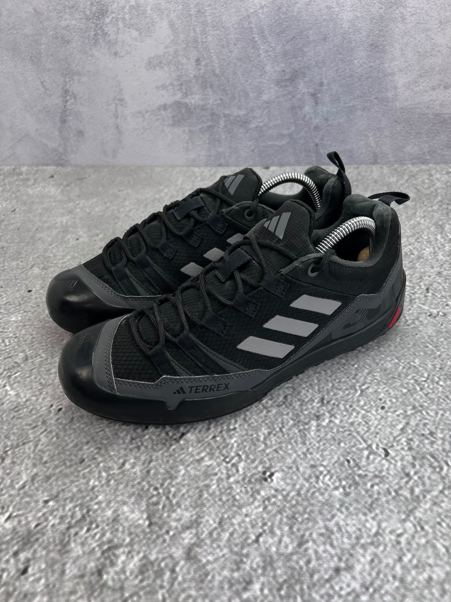 adidas Terrex Swift Solo 2.0 Core Black - buty sportowe, widok z boku na tle studyjnym