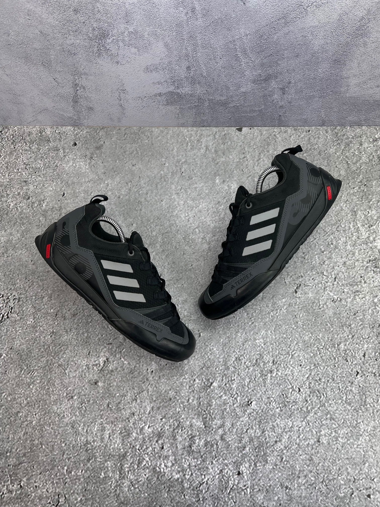 adidas Terrex Swift Solo 2.0 Core Black - buty sportowe, para butów, widok z boku na tle studyjnym