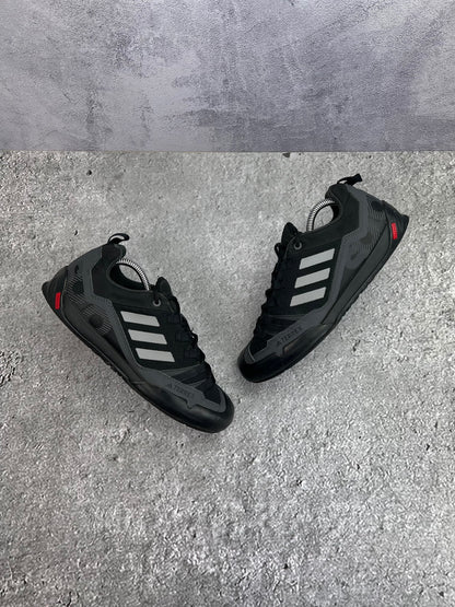 adidas Terrex Swift Solo 2.0 Core Black - buty sportowe, para butów, widok z boku na tle studyjnym