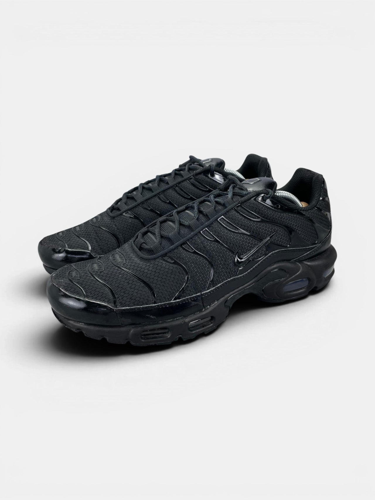 Nike Air Max Plus Triple Black — buty sportowe męskie w bardzo dobrym stanie rozmiar 45, widok z boku
