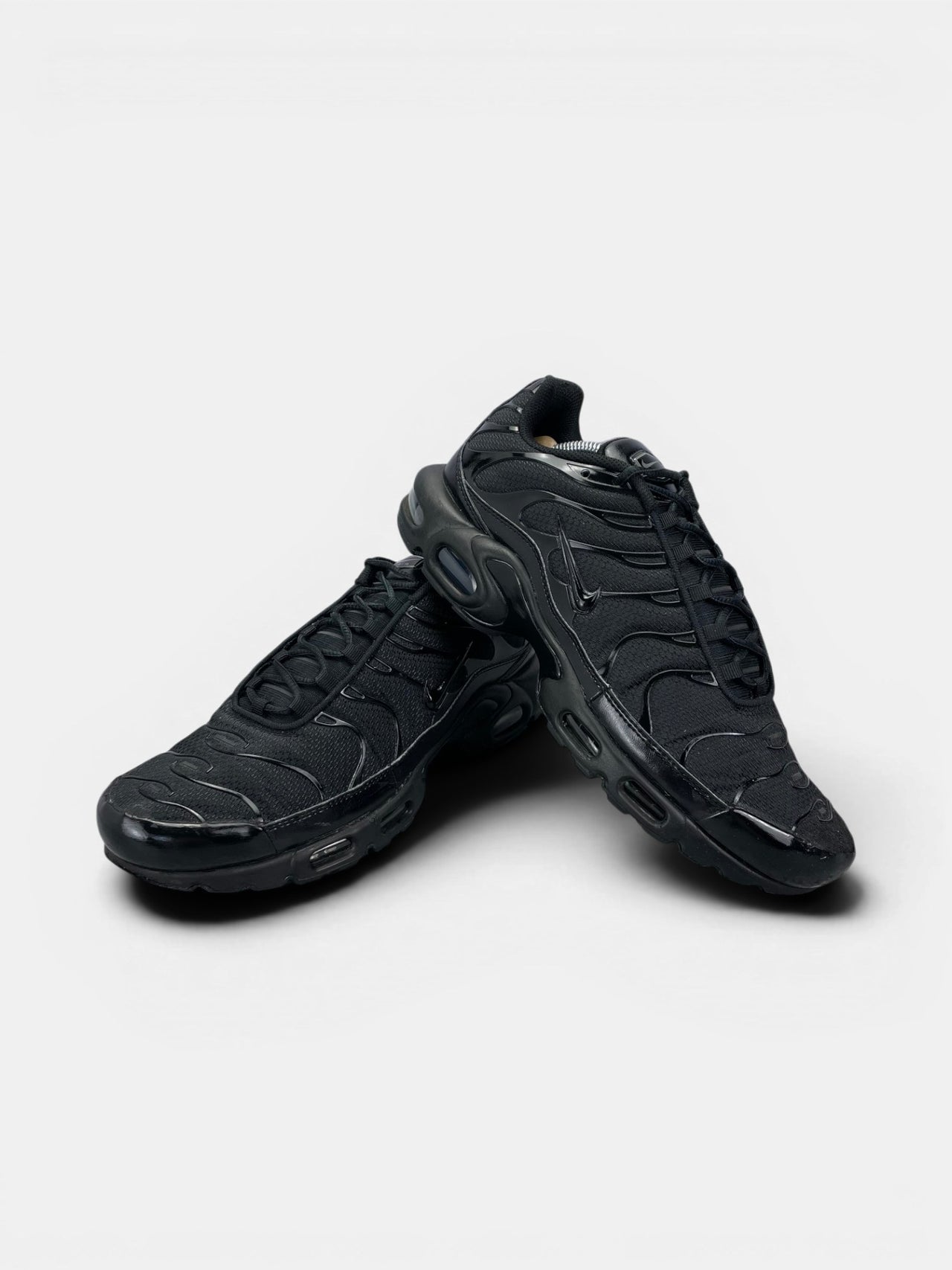Nike Air Max Plus Triple Black — buty sportowe męskie w bardzo dobrym stanie rozmiar 45, boczny profil