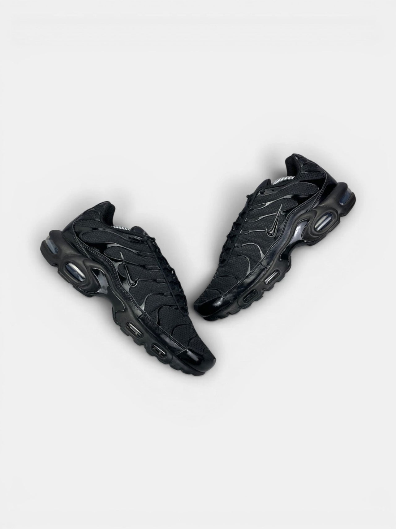 Nike Air Max Plus Triple Black — buty sportowe męskie w bardzo dobrym stanie rozmiar 45, widok z góry na zewnętrzną stronę butów