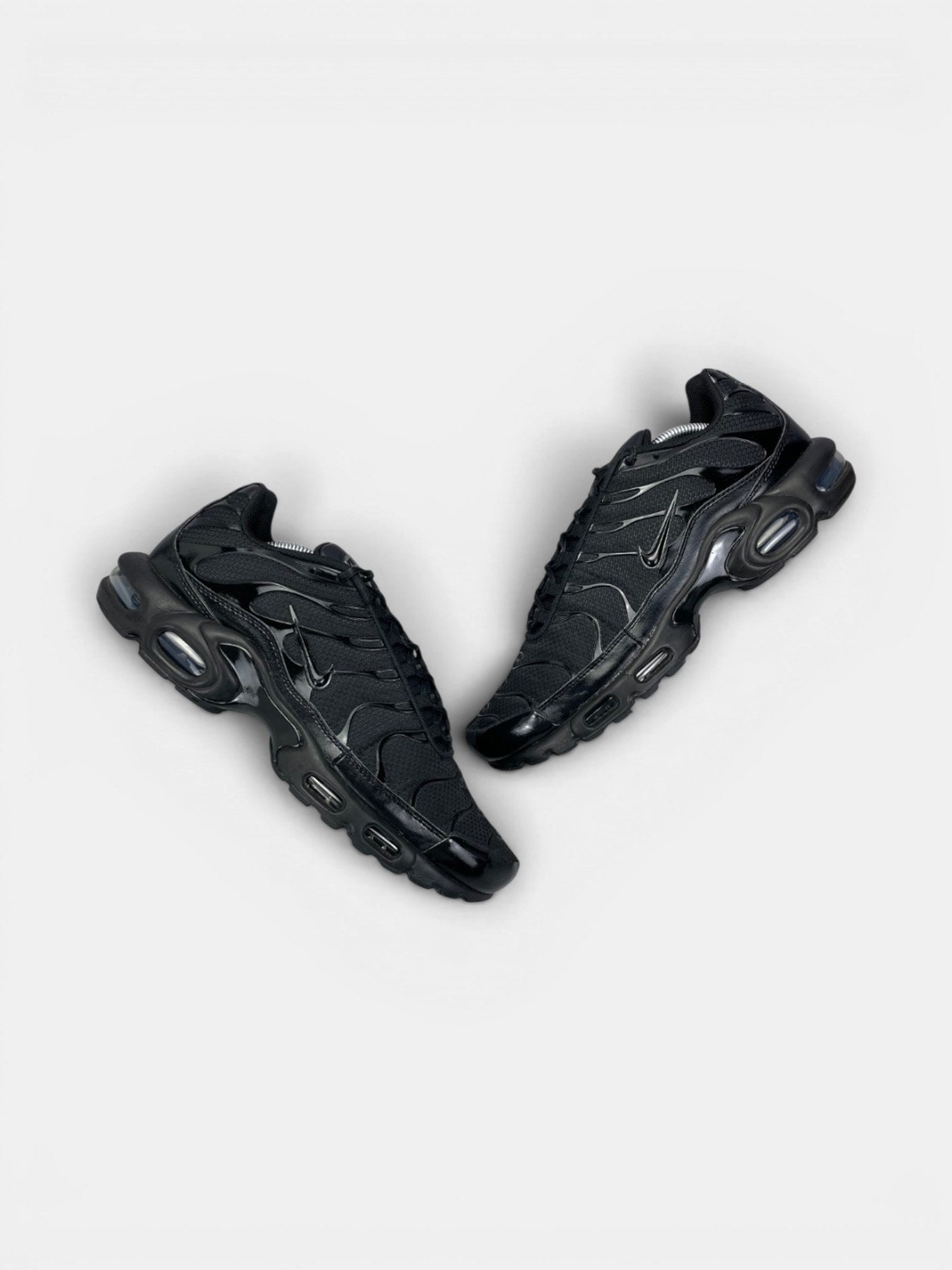Nike Air Max Plus Triple Black — buty sportowe męskie w bardzo dobrym stanie rozmiar 45, widok z góry na zewnętrzną stronę butów