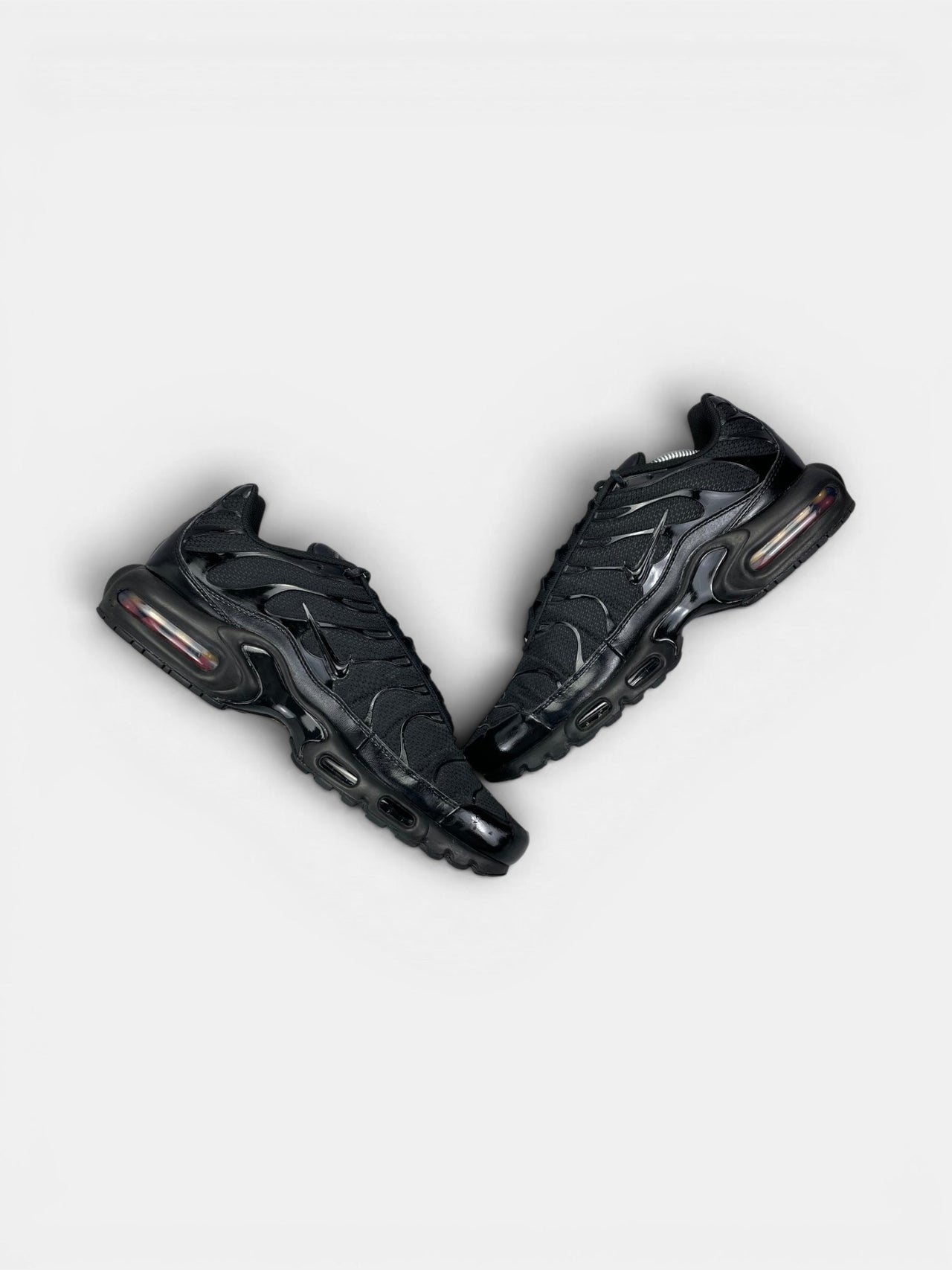 Nike Air Max Plus Triple Black — buty sportowe męskie w bardzo dobrym stanie rozmiar 45, zewnętrzny panel prawego buta