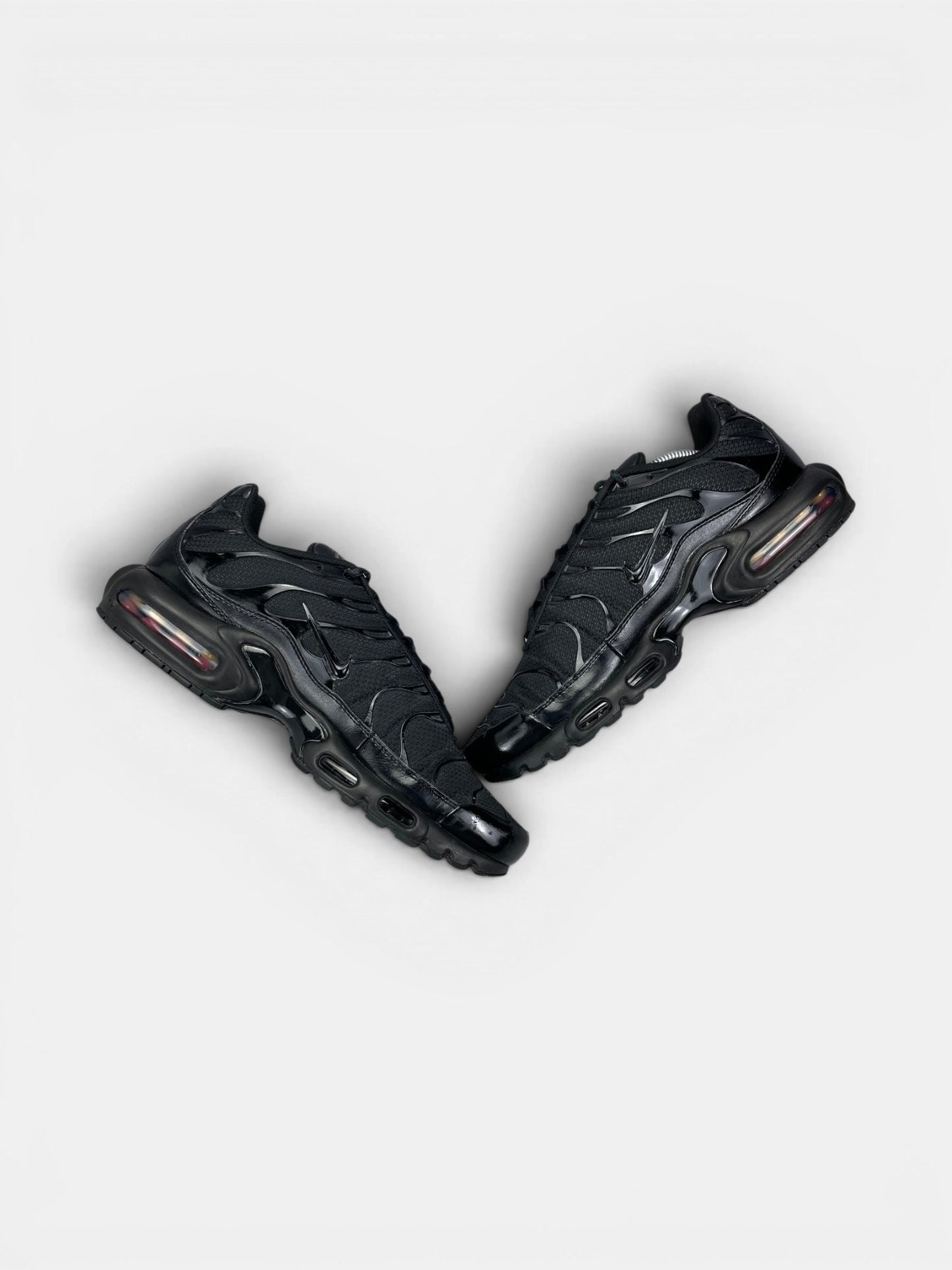 Nike Air Max Plus Triple Black — buty sportowe męskie w bardzo dobrym stanie rozmiar 45, zewnętrzny panel prawego buta
