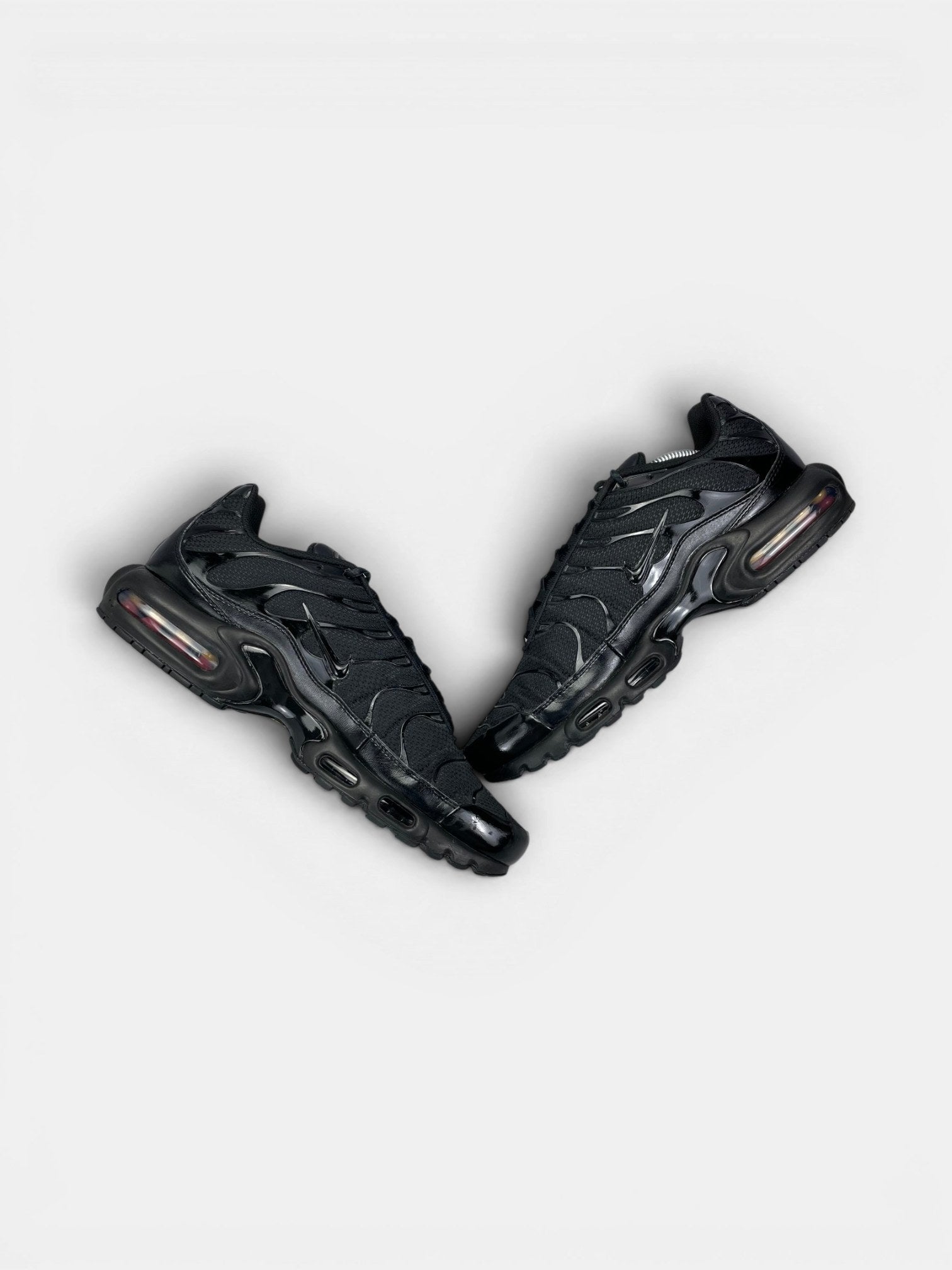 Nike Air Max Plus Triple Black — buty sportowe męskie w bardzo dobrym stanie rozmiar 45, zewnętrzny panel prawego buta