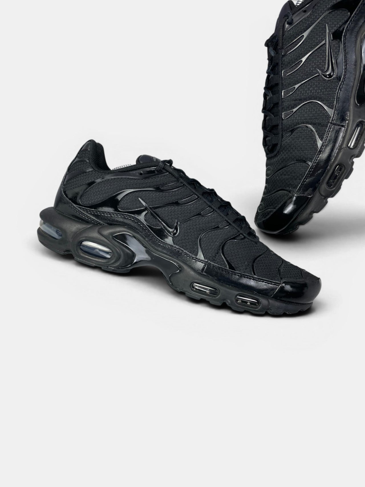 Nike Air Max Plus Triple Black — buty sportowe męskie w bardzo dobrym stanie rozmiar 45, zewnętrzny panel lewego buta