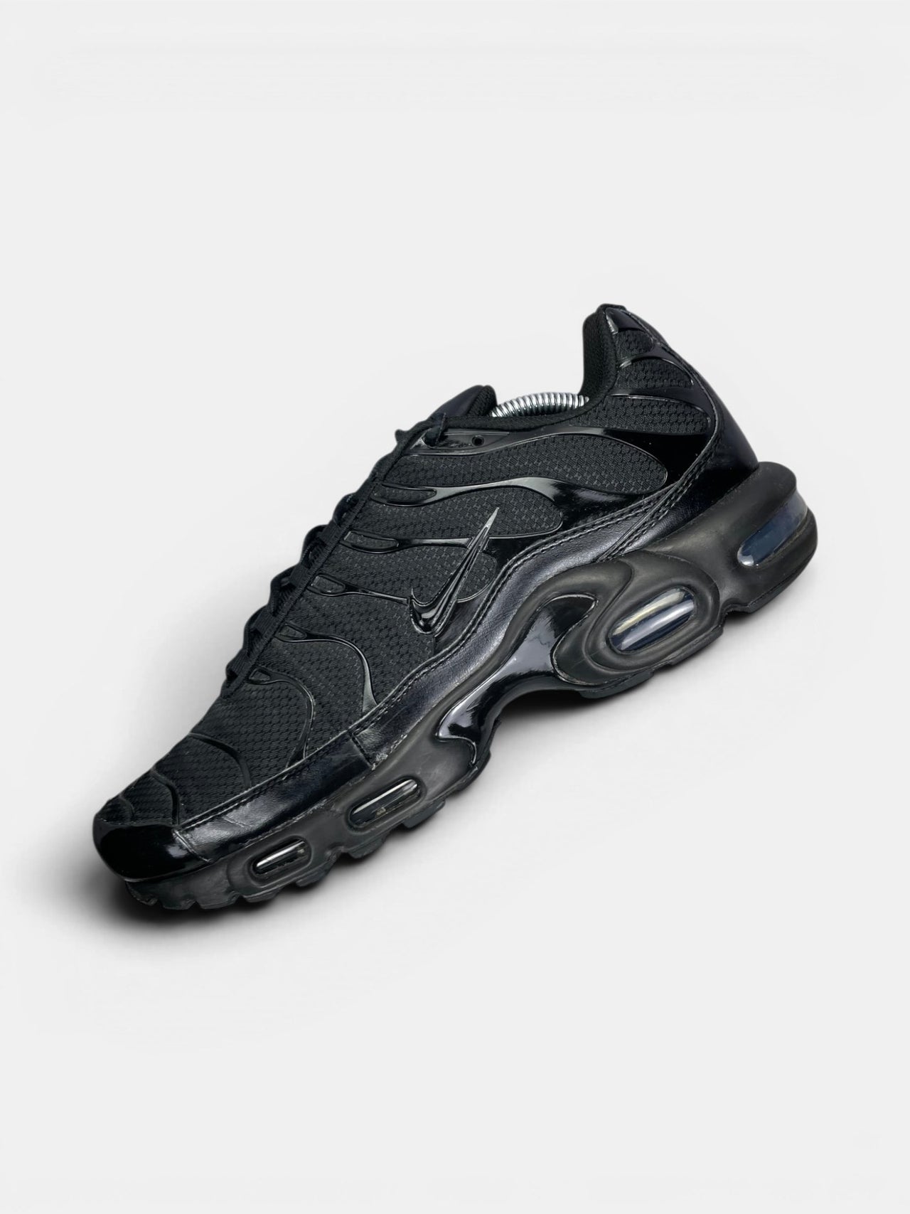Nike Air Max Plus Triple Black — buty sportowe męskie w bardzo dobrym stanie rozmiar 45, widok z góry na wewnętrzną stronę butów
