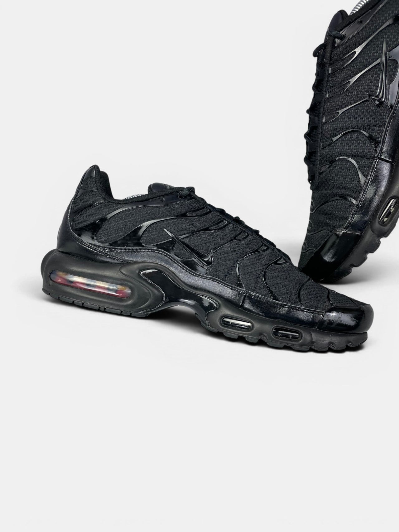Nike Air Max Plus Triple Black — buty sportowe męskie w bardzo dobrym stanie rozmiar 45, wewnętrzny panel lewego buta