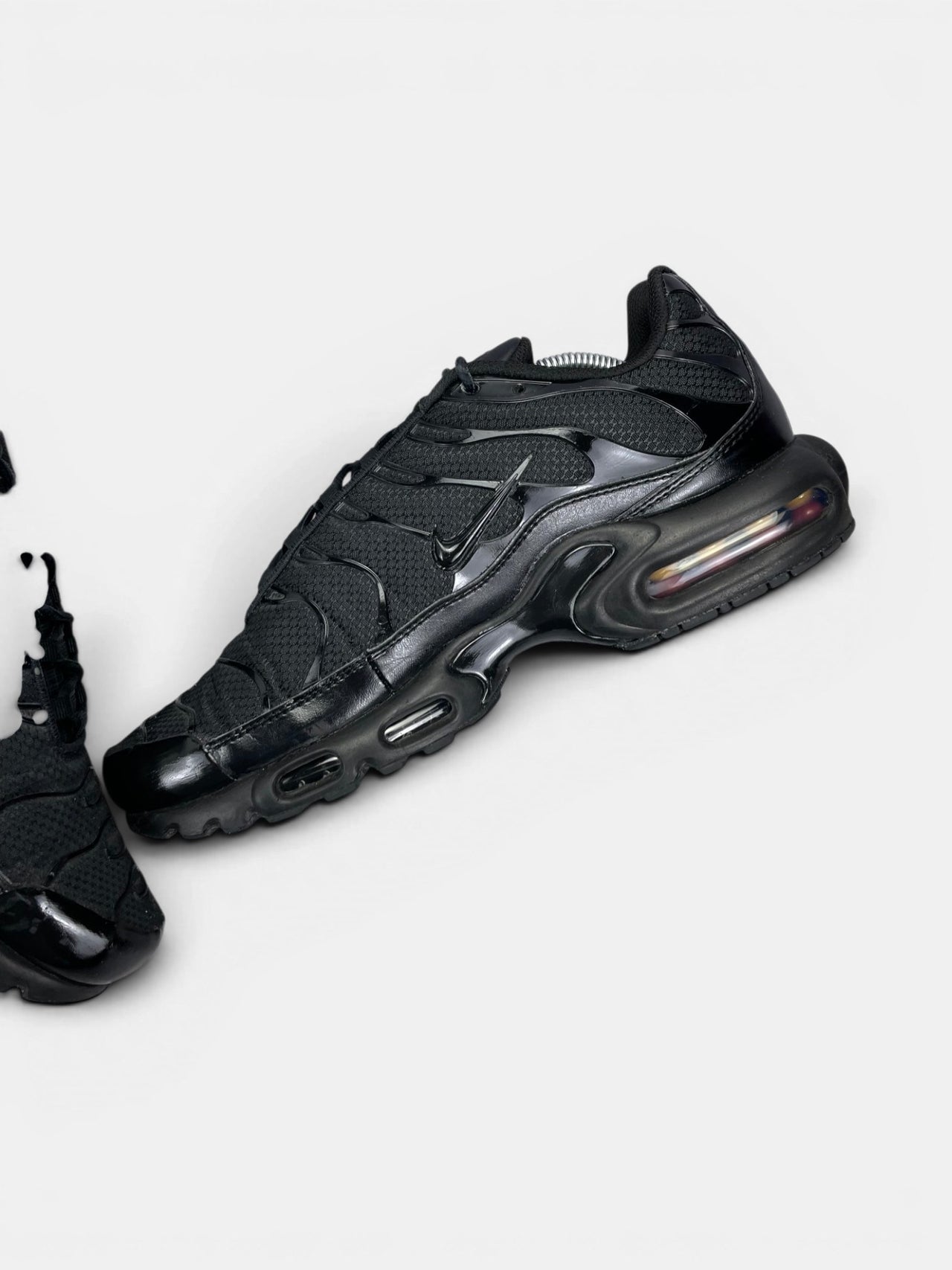 Nike Air Max Plus Triple Black — buty sportowe męskie w bardzo dobrym stanie rozmiar 45, wewnętrzny panel prawego buta