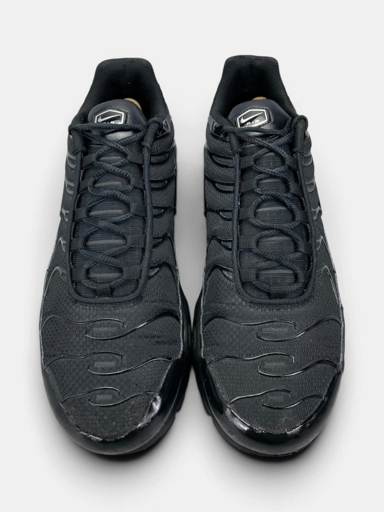 Nike Air Max Plus Triple Black — buty sportowe męskie w bardzo dobrym stanie rozmiar 45, widok z góry