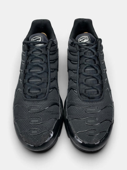 Nike Air Max Plus Triple Black — buty sportowe męskie w bardzo dobrym stanie rozmiar 45, widok z góry