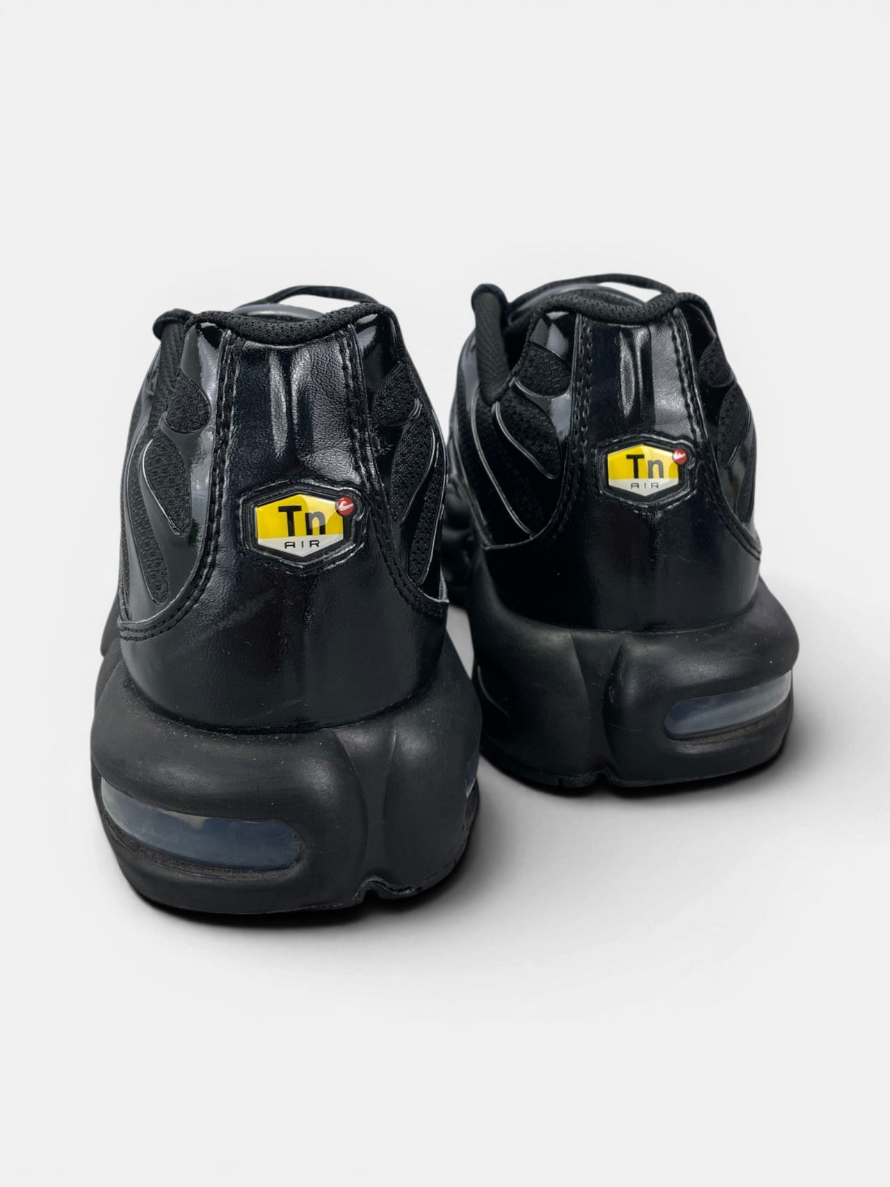 Nike Air Max Plus Triple Black — buty sportowe męskie w bardzo dobrym stanie rozmiar 45, widok z tyłu