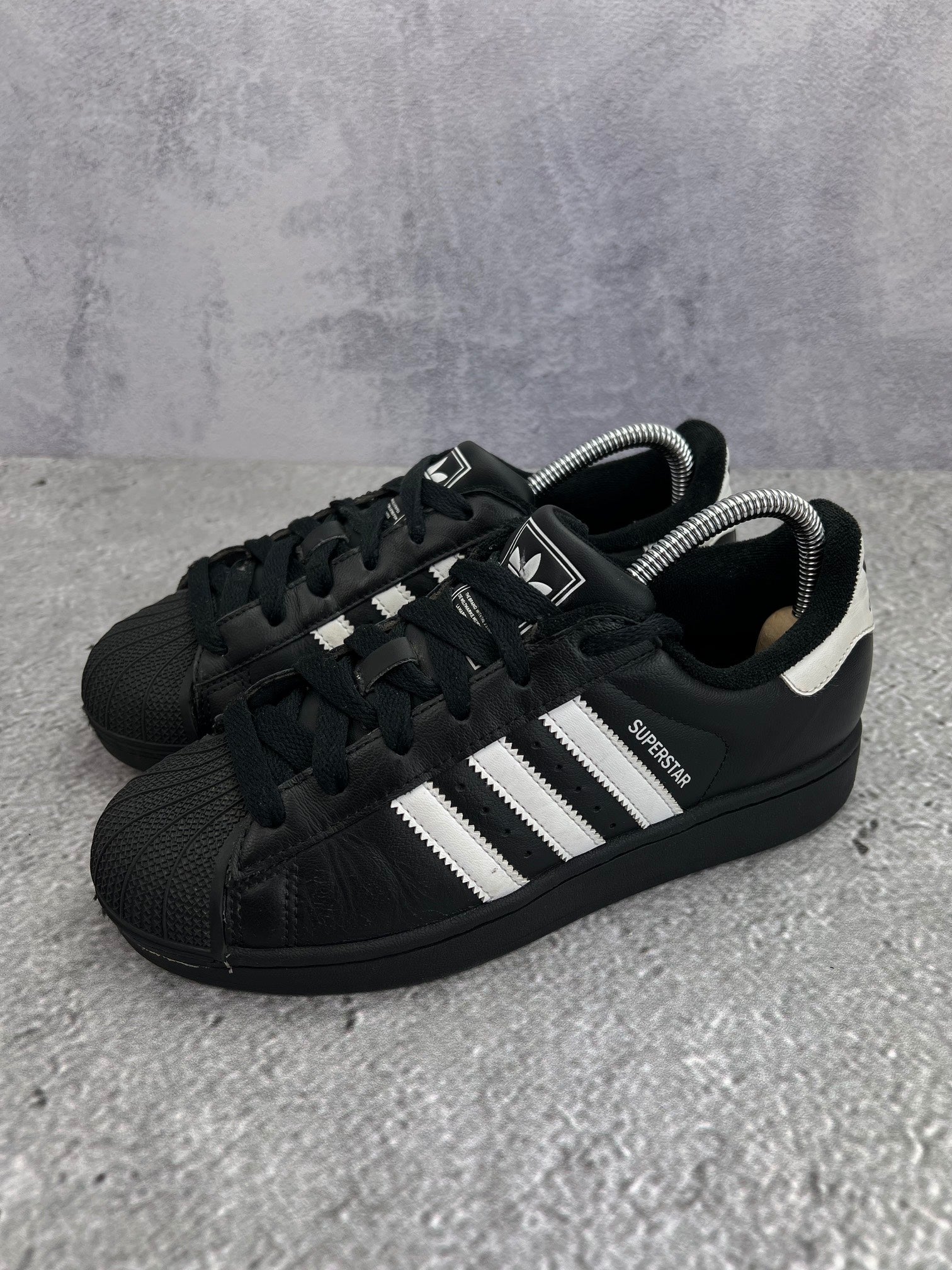 adidas Superstar II JH9977 - buty sportowe, widok z boku na tle studyjnym