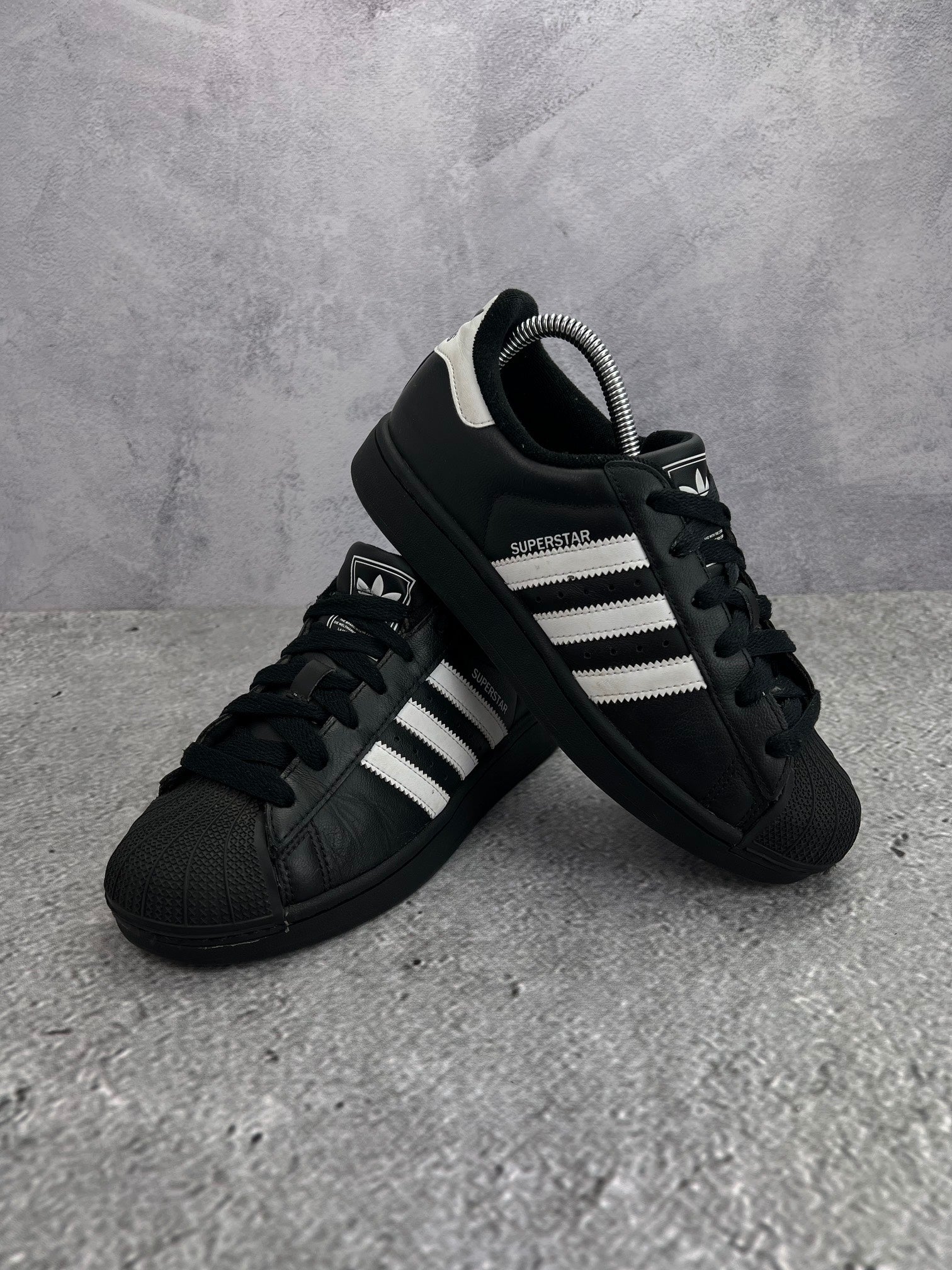 adidas Superstar II JH9977 - buty sportowe, para butów, widok z boku na tle studyjnym