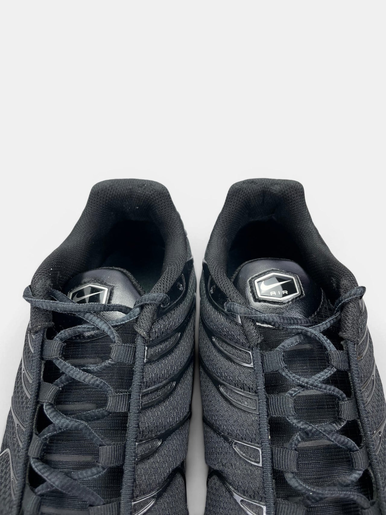 Nike Air Max Plus Triple Black — buty sportowe męskie w bardzo dobrym stanie rozmiar 45, zapiętki butów