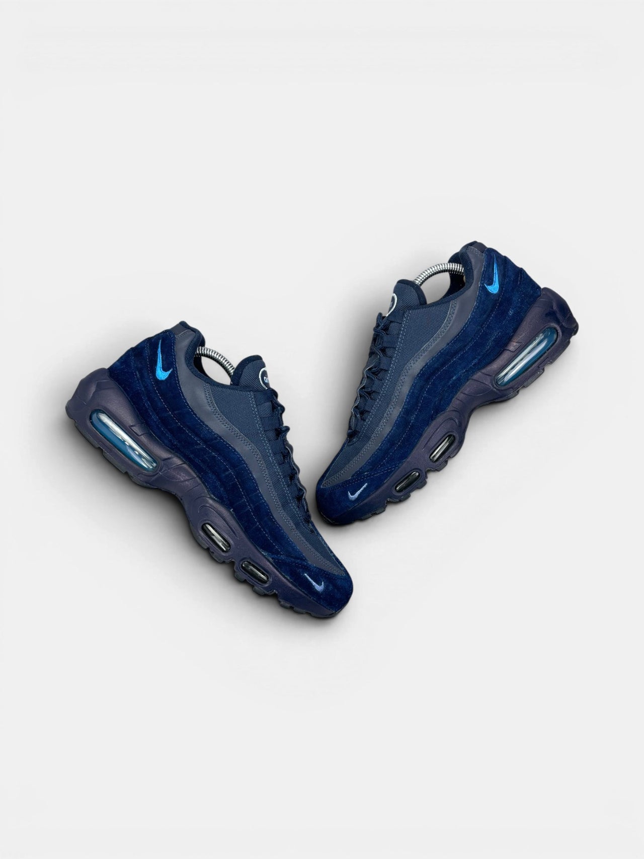 Nike Air Max 95 Obsidian — buty sportowe męskie w bardzo dobrym stanie rozmiar 42.5, widok z góry na zewnętrzną stronę butów