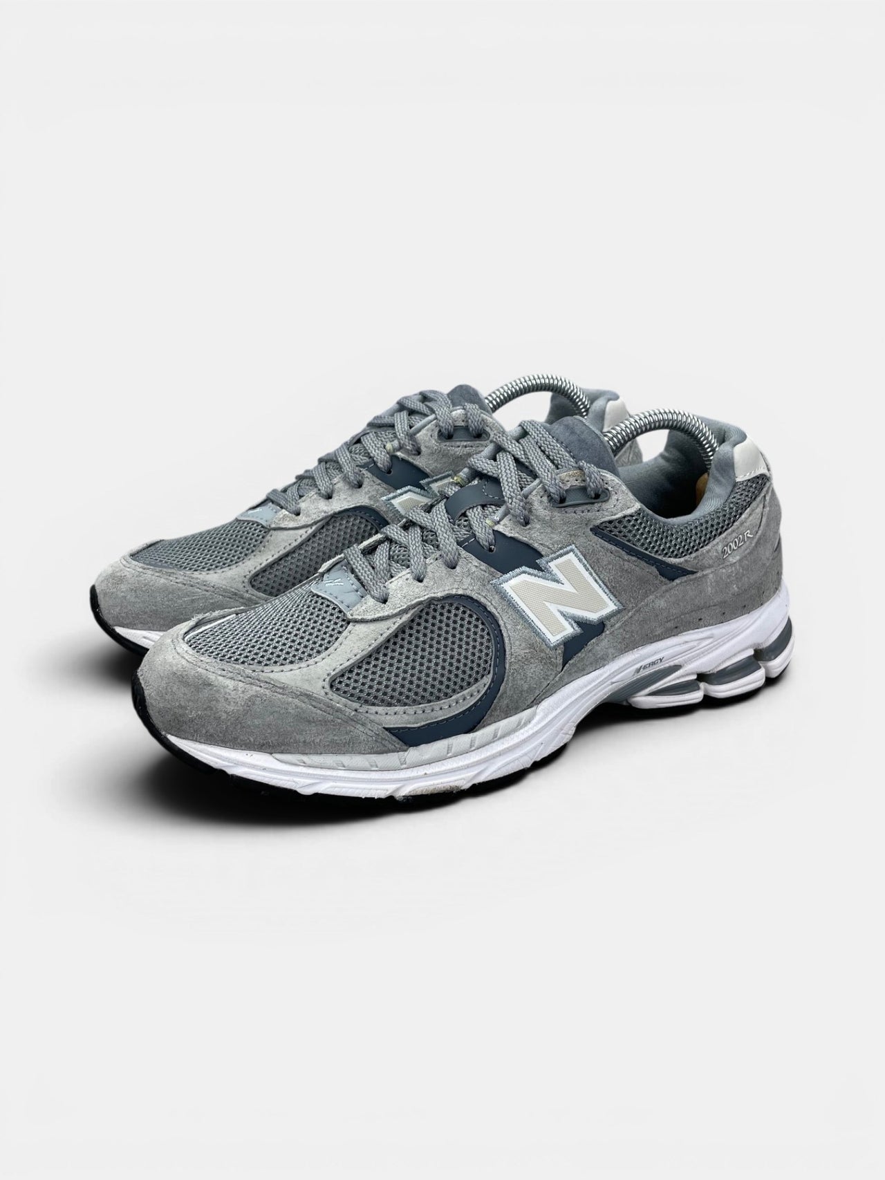New Balance 2002R — buty sportowe damskie w bardzo dobrym stanie rozmiar 40.5, widok z boku