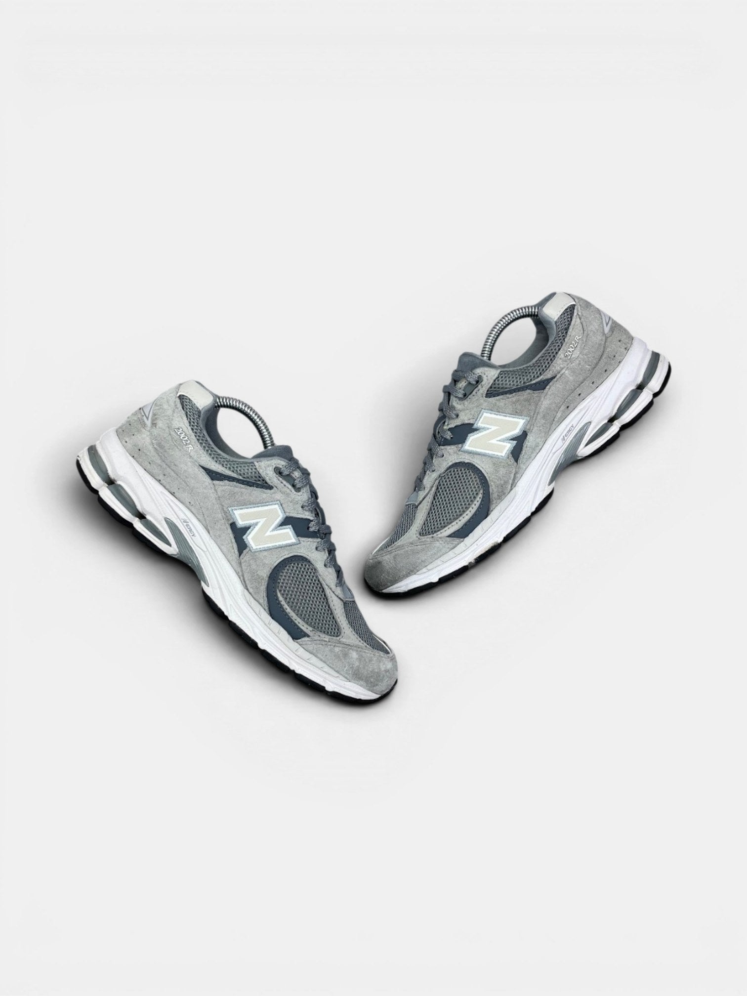 New Balance 2002R — buty sportowe damskie w bardzo dobrym stanie rozmiar 40.5, widok z góry na zewnętrzną stronę butów