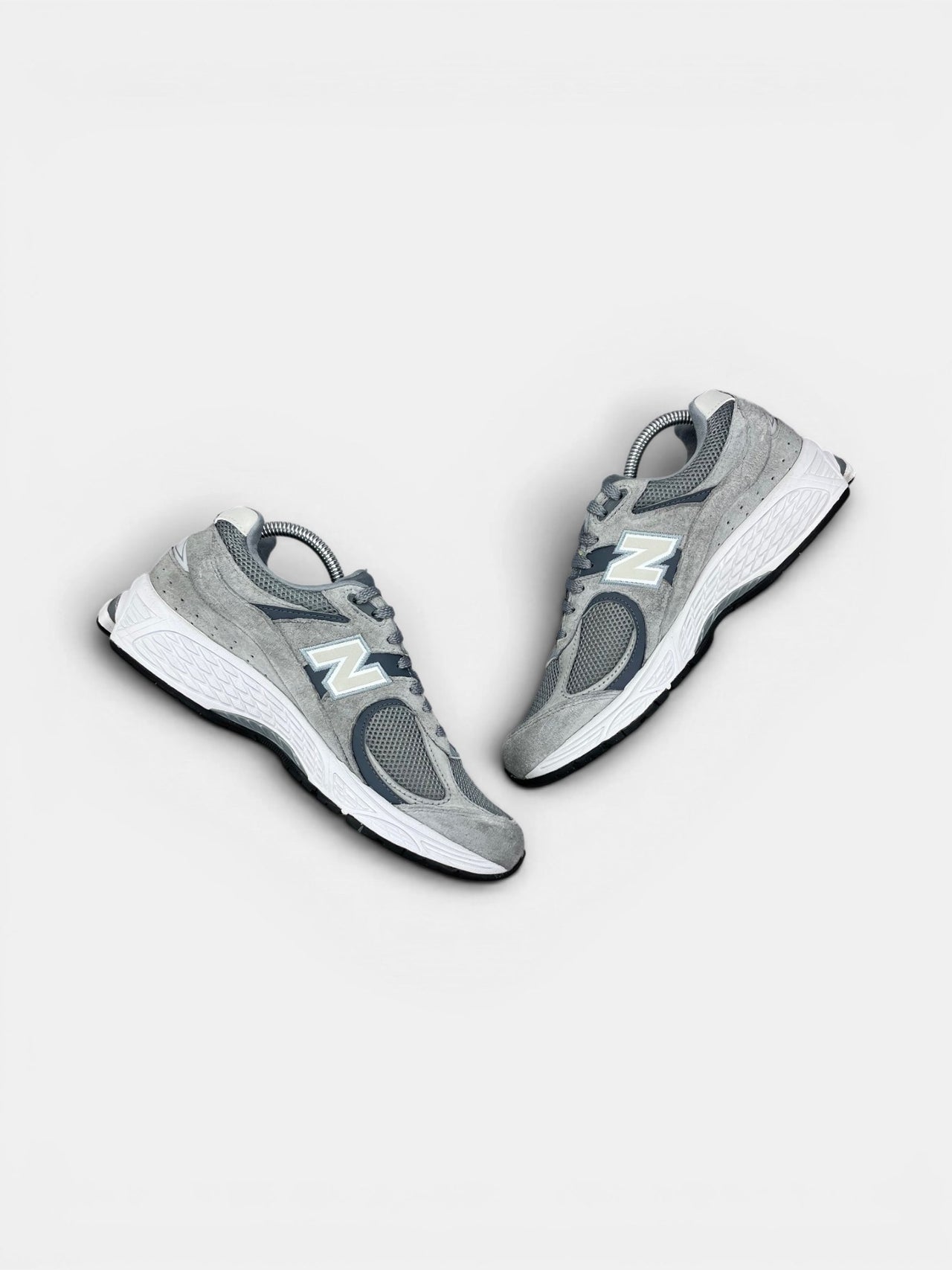 New Balance 2002R — buty sportowe damskie w bardzo dobrym stanie rozmiar 40.5, zewnętrzny panel prawego buta