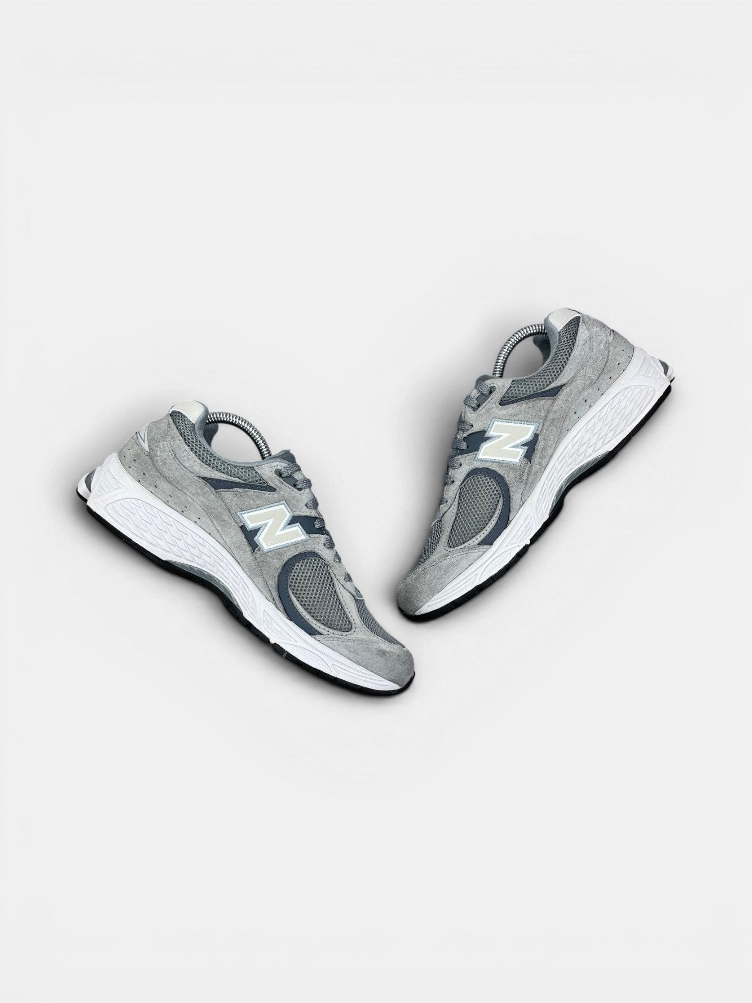 New Balance 2002R — buty sportowe damskie w bardzo dobrym stanie rozmiar 40.5, zewnętrzny panel prawego buta