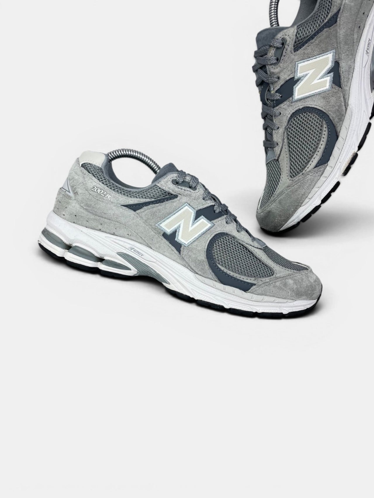 New Balance 2002R — buty sportowe damskie w bardzo dobrym stanie rozmiar 40.5, zewnętrzny panel lewego buta