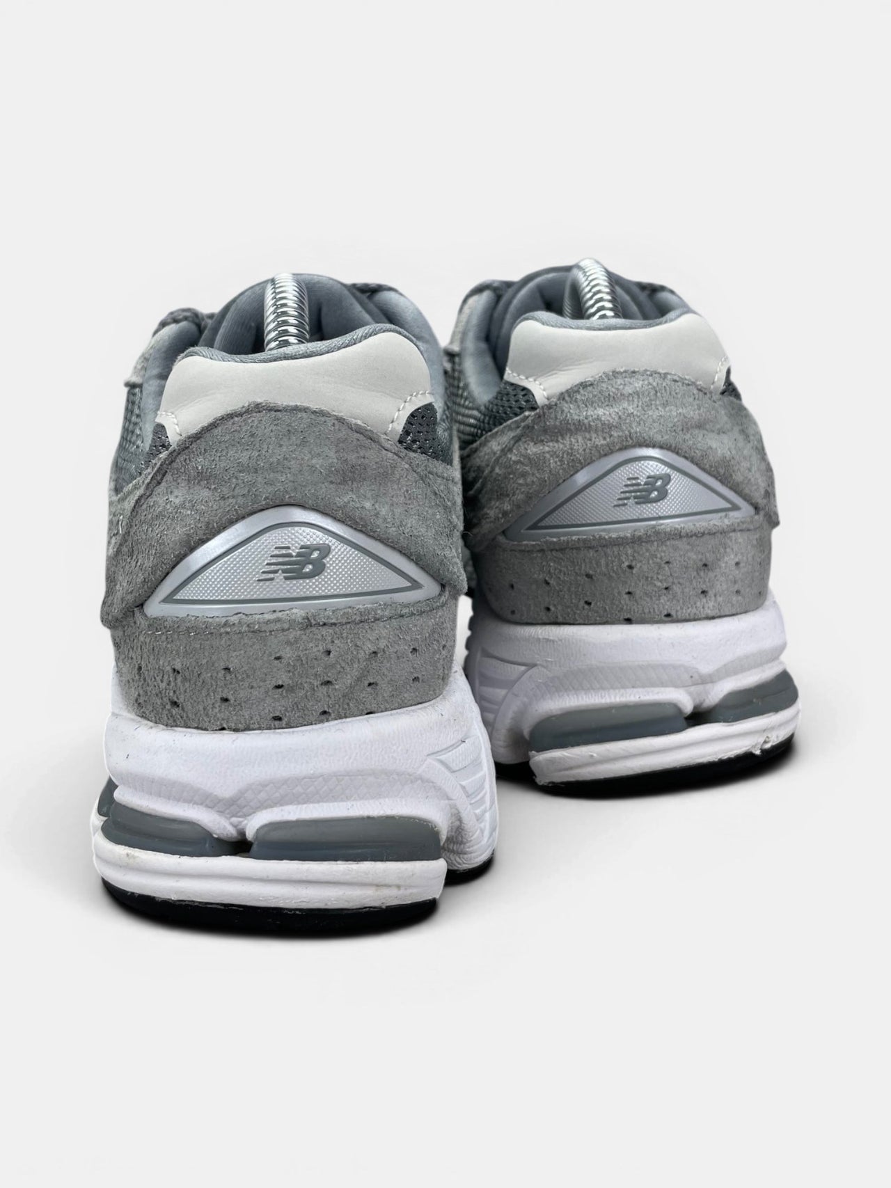 New Balance 2002R — buty sportowe damskie w bardzo dobrym stanie rozmiar 40.5, widok z tyłu