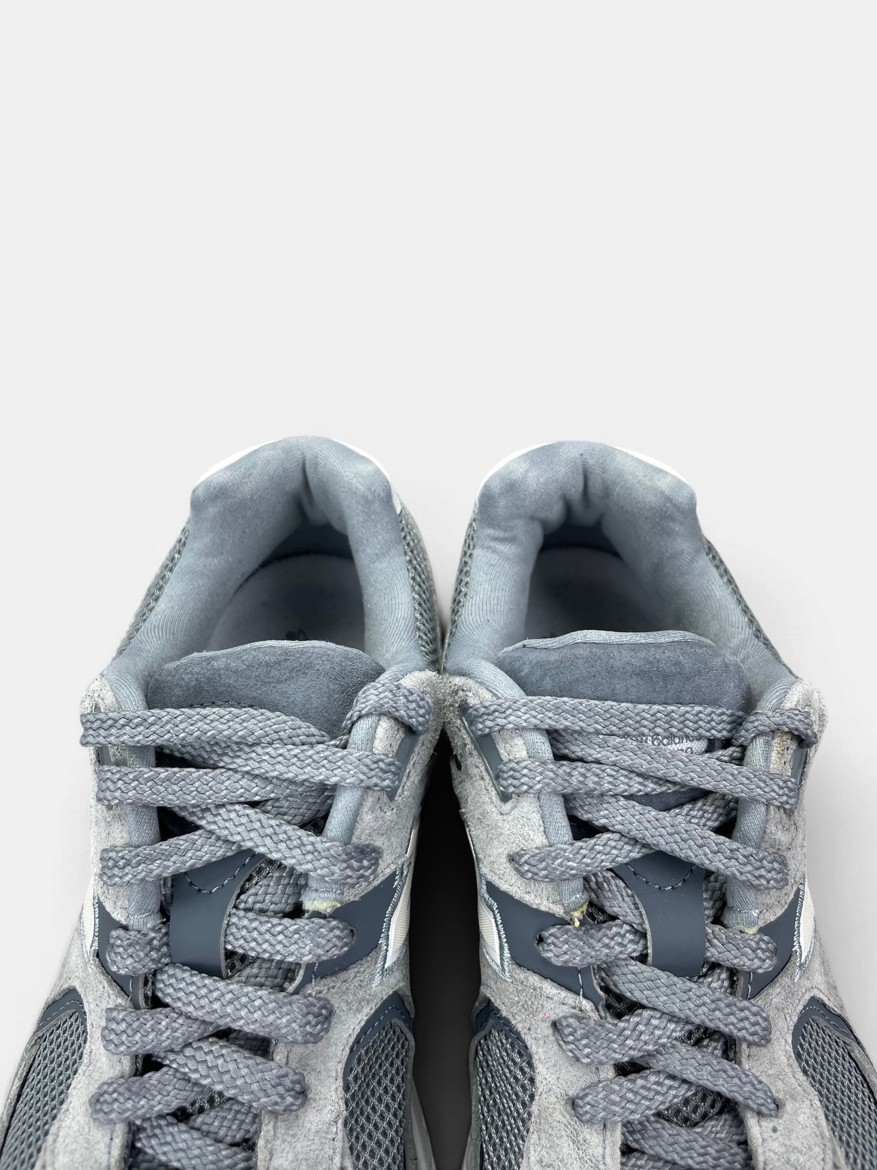 New Balance 2002R — buty sportowe damskie w bardzo dobrym stanie rozmiar 40.5, zapiętki butów
