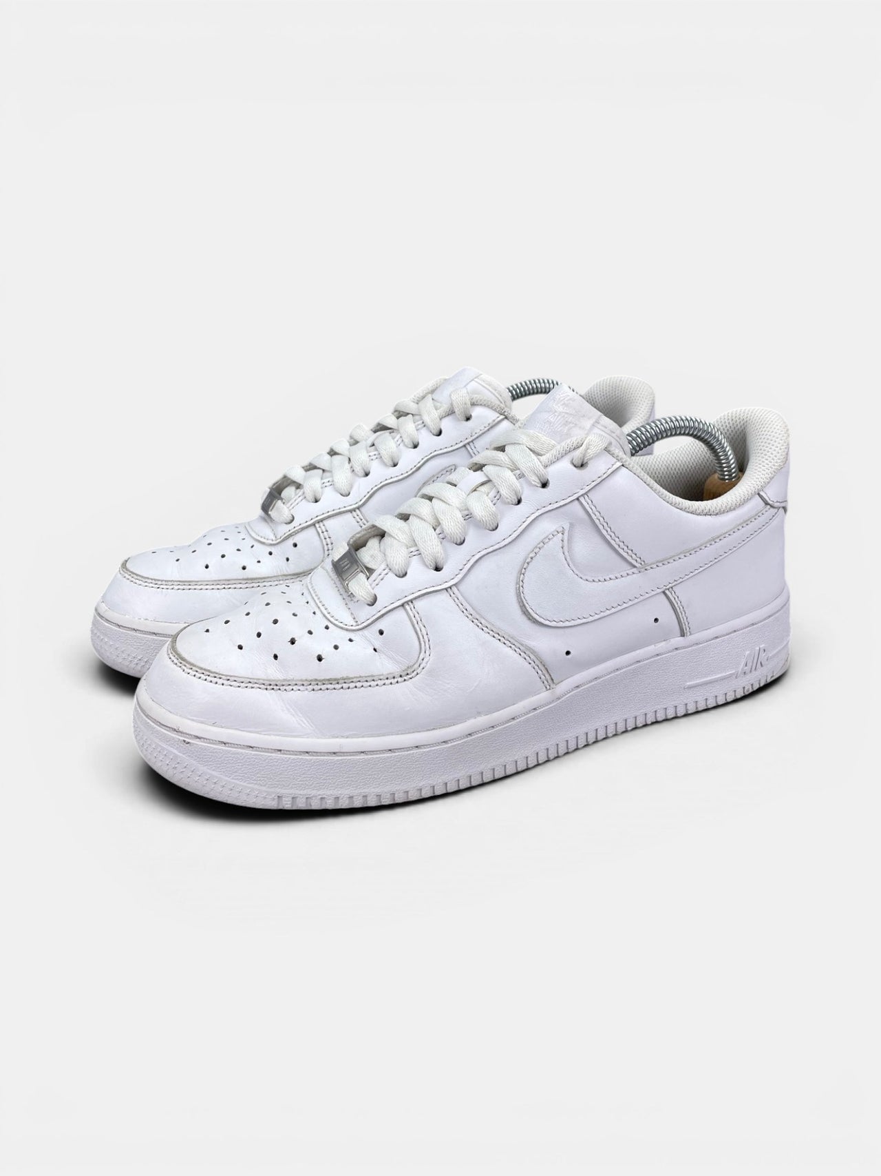 Nike Air Force 1 Low Triple White — buty sportowe męskie w bardzo dobrym stanie rozmiar 41, widok z boku