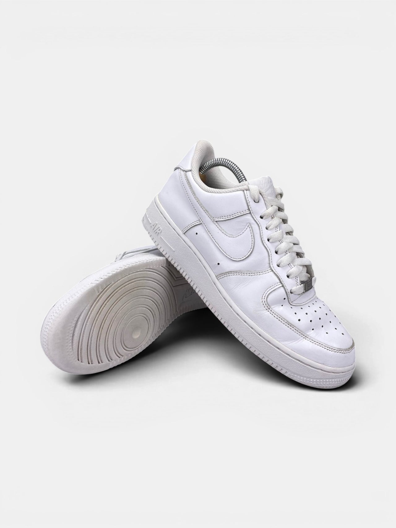 Nike Air Force 1 Low Triple White — buty sportowe męskie w bardzo dobrym stanie rozmiar 41, boczny profil