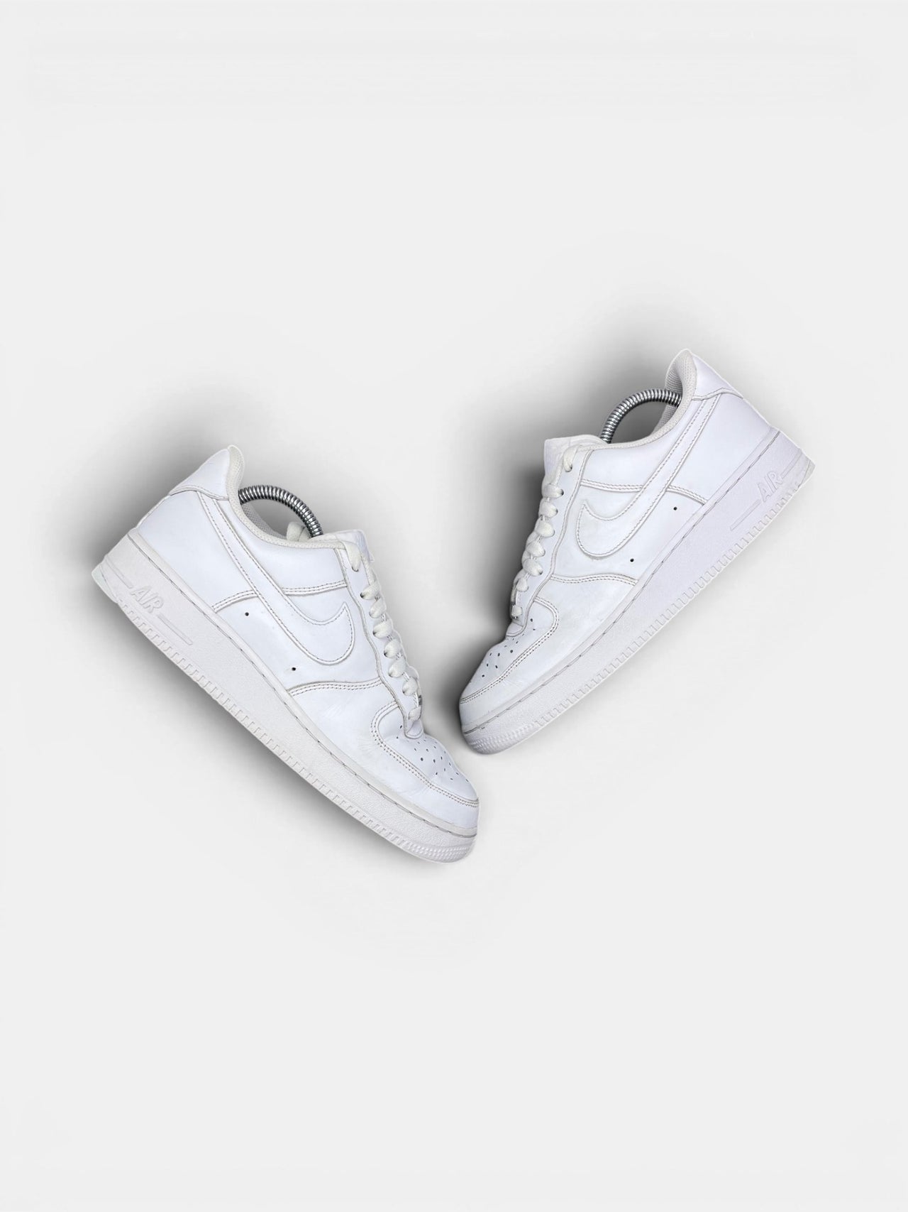 Nike Air Force 1 Low Triple White — buty sportowe męskie w bardzo dobrym stanie rozmiar 41, widok z góry na zewnętrzną stronę butów