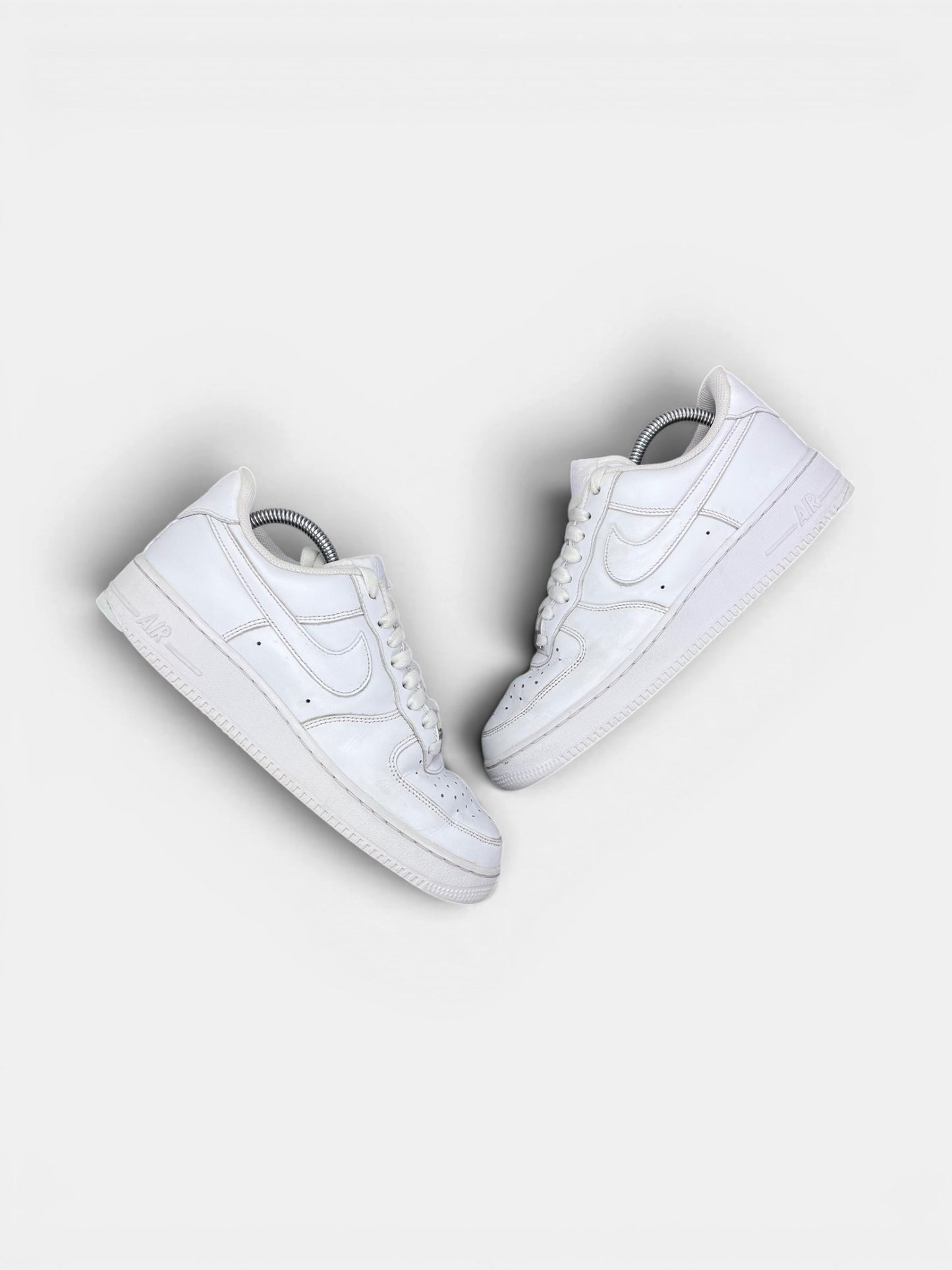 Nike Air Force 1 Low Triple White — buty sportowe męskie w bardzo dobrym stanie rozmiar 41, widok z góry na zewnętrzną stronę butów