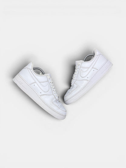 Nike Air Force 1 Low Triple White — buty sportowe męskie w bardzo dobrym stanie rozmiar 41, widok z góry na zewnętrzną stronę butów