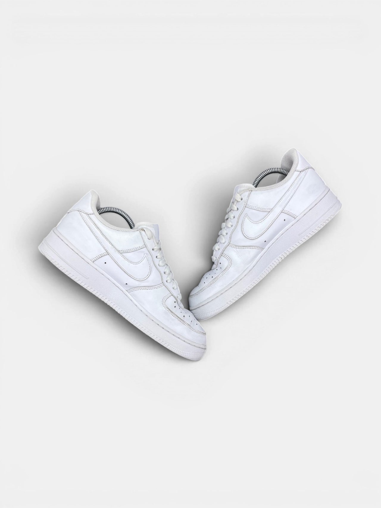 Nike Air Force 1 Low Triple White — buty sportowe męskie w bardzo dobrym stanie rozmiar 41, zewnętrzny panel prawego buta