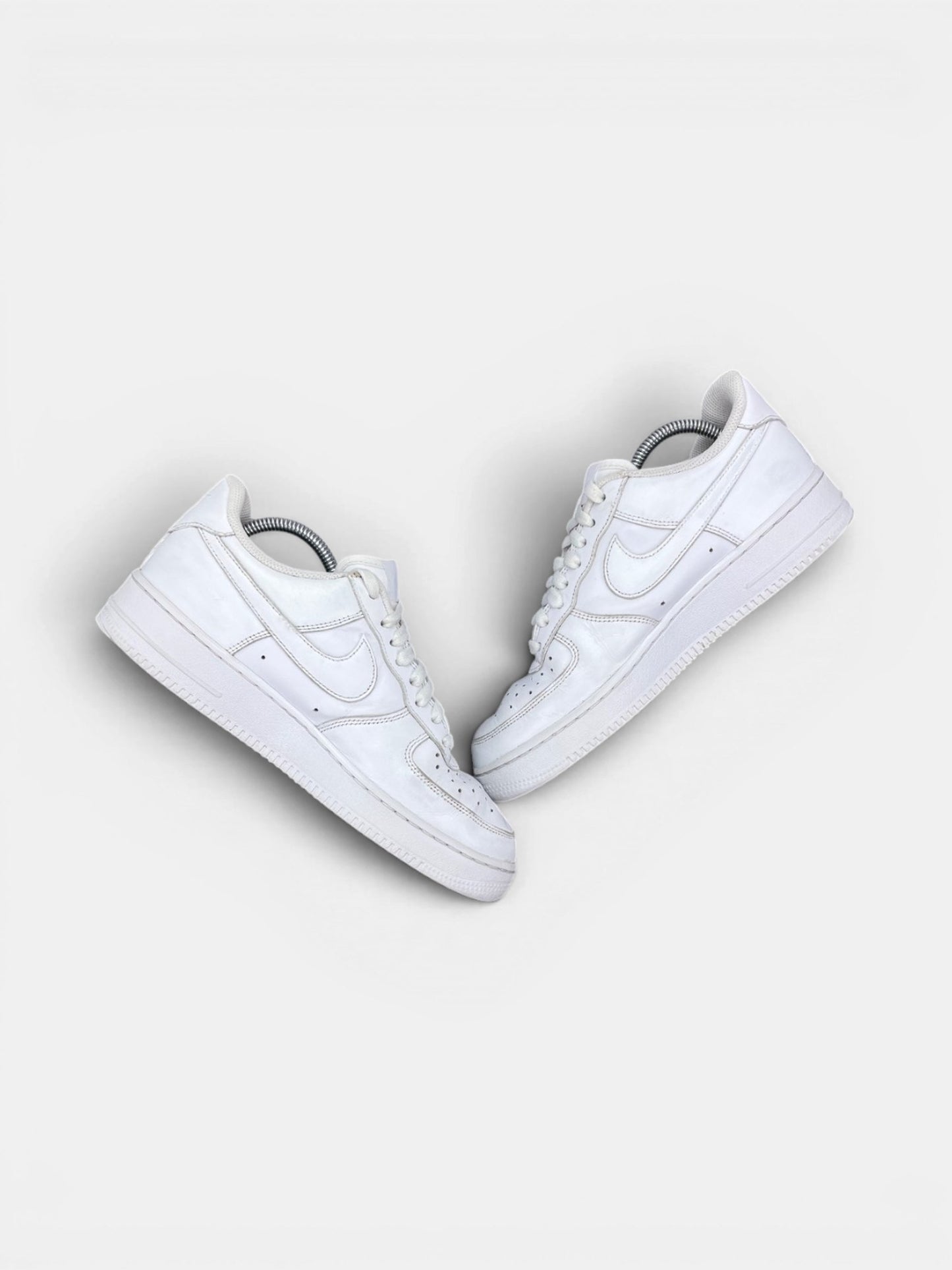 Nike Air Force 1 Low Triple White — buty sportowe męskie w bardzo dobrym stanie rozmiar 41, zewnętrzny panel prawego buta