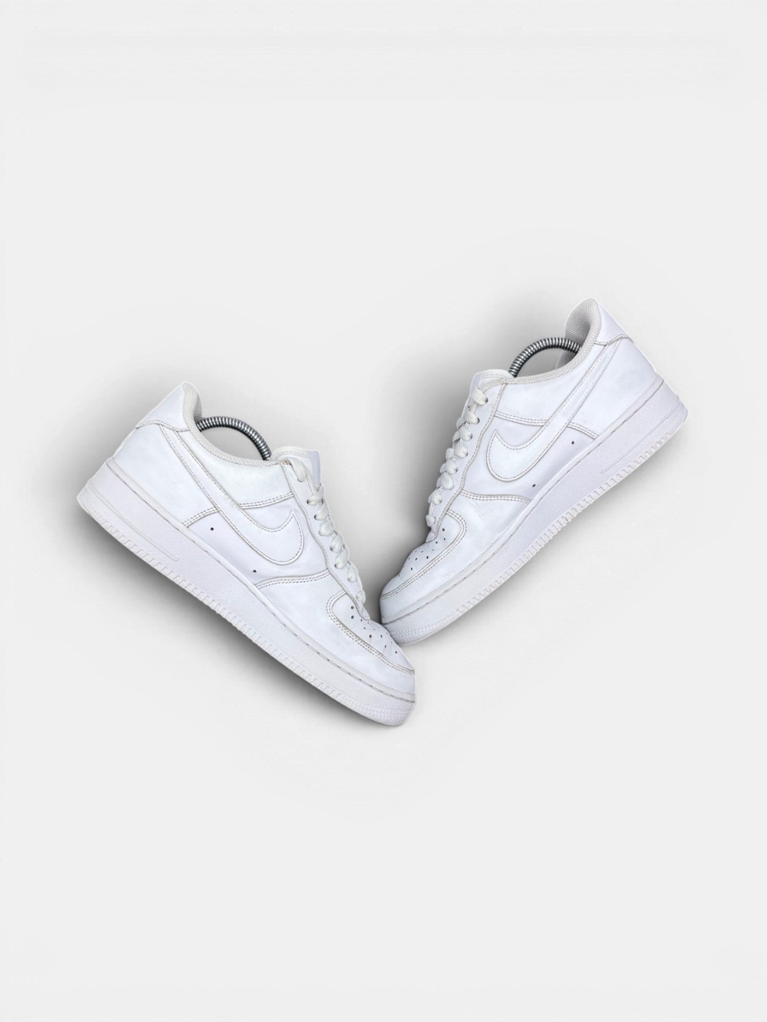 Nike Air Force 1 Low Triple White — buty sportowe męskie w bardzo dobrym stanie rozmiar 41, zewnętrzny panel prawego buta