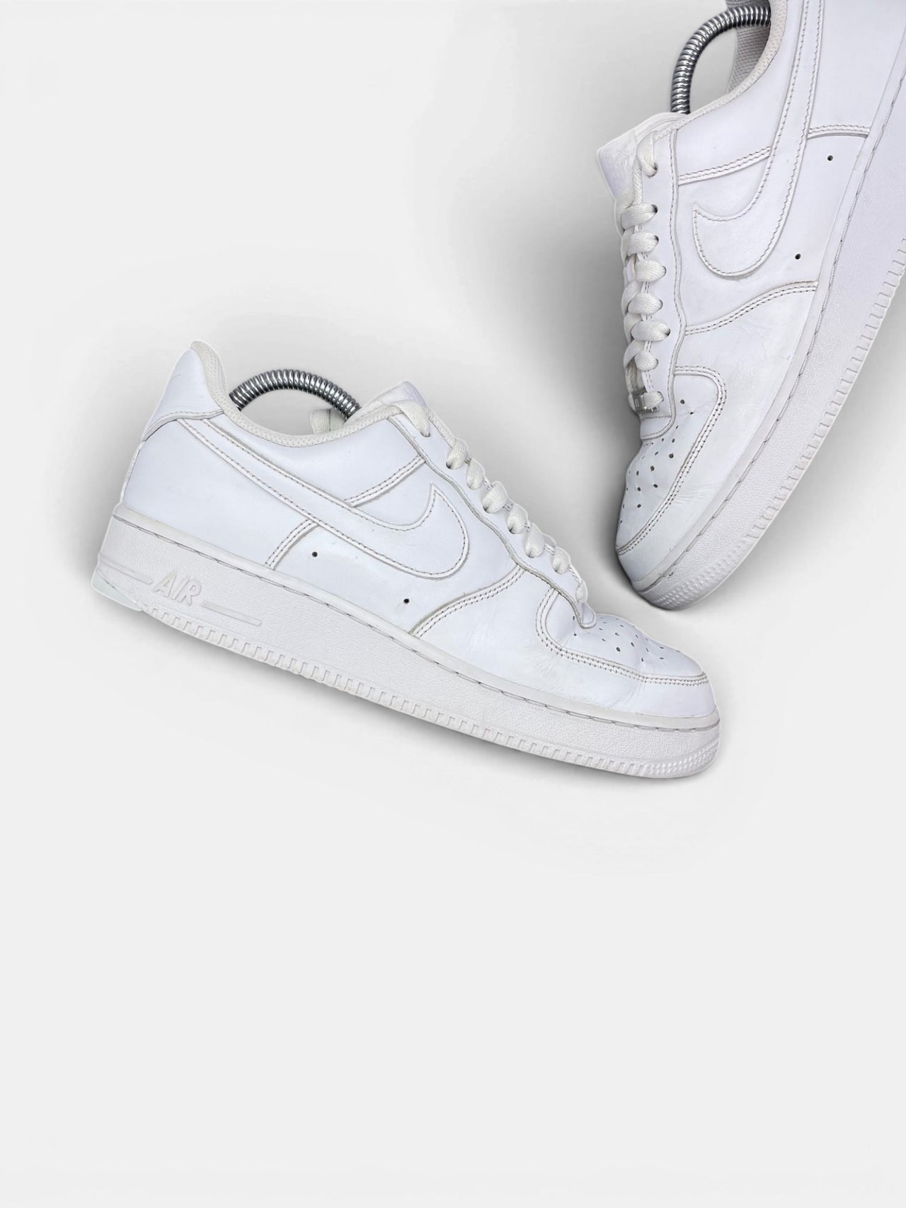 Nike Air Force 1 Low Triple White — buty sportowe męskie w bardzo dobrym stanie rozmiar 41, zewnętrzny panel lewego buta