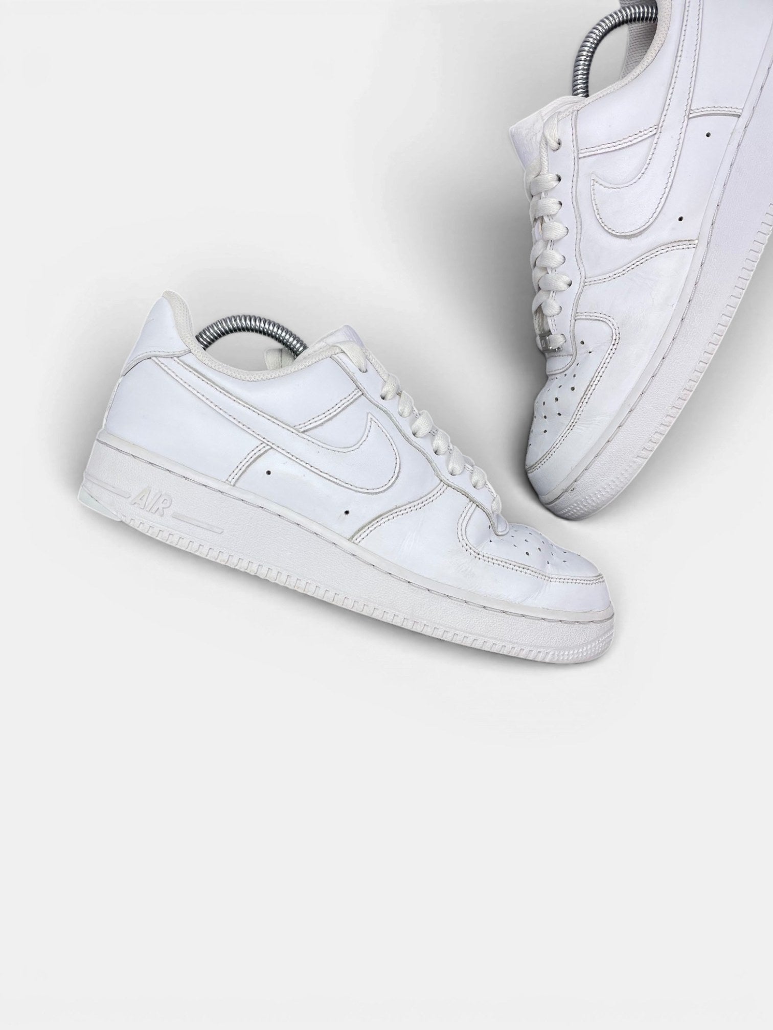 Nike Air Force 1 Low Triple White — buty sportowe męskie w bardzo dobrym stanie rozmiar 41, zewnętrzny panel lewego buta