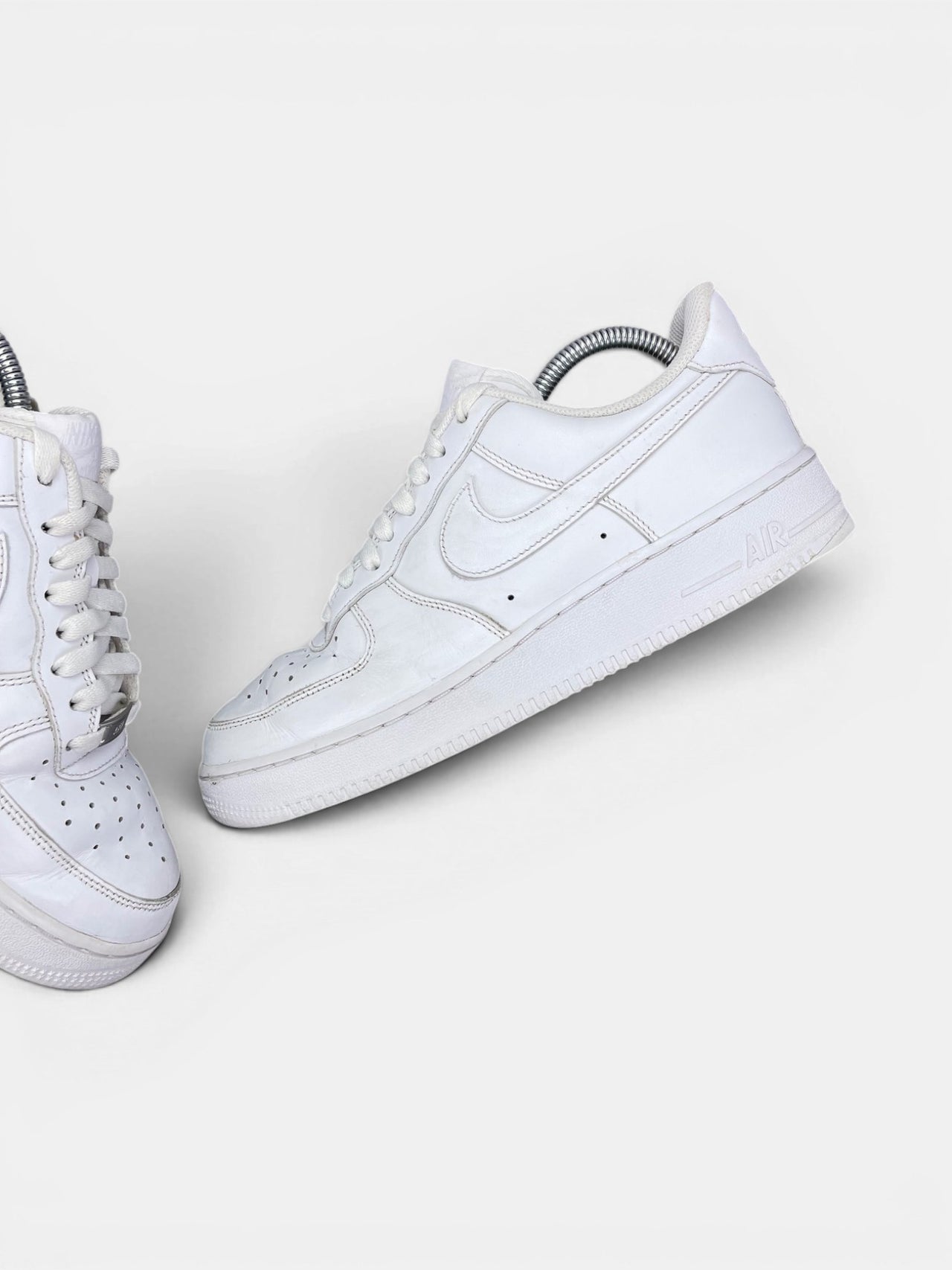Nike Air Force 1 Low Triple White — buty sportowe męskie w bardzo dobrym stanie rozmiar 41, widok z góry na wewnętrzną stronę butów