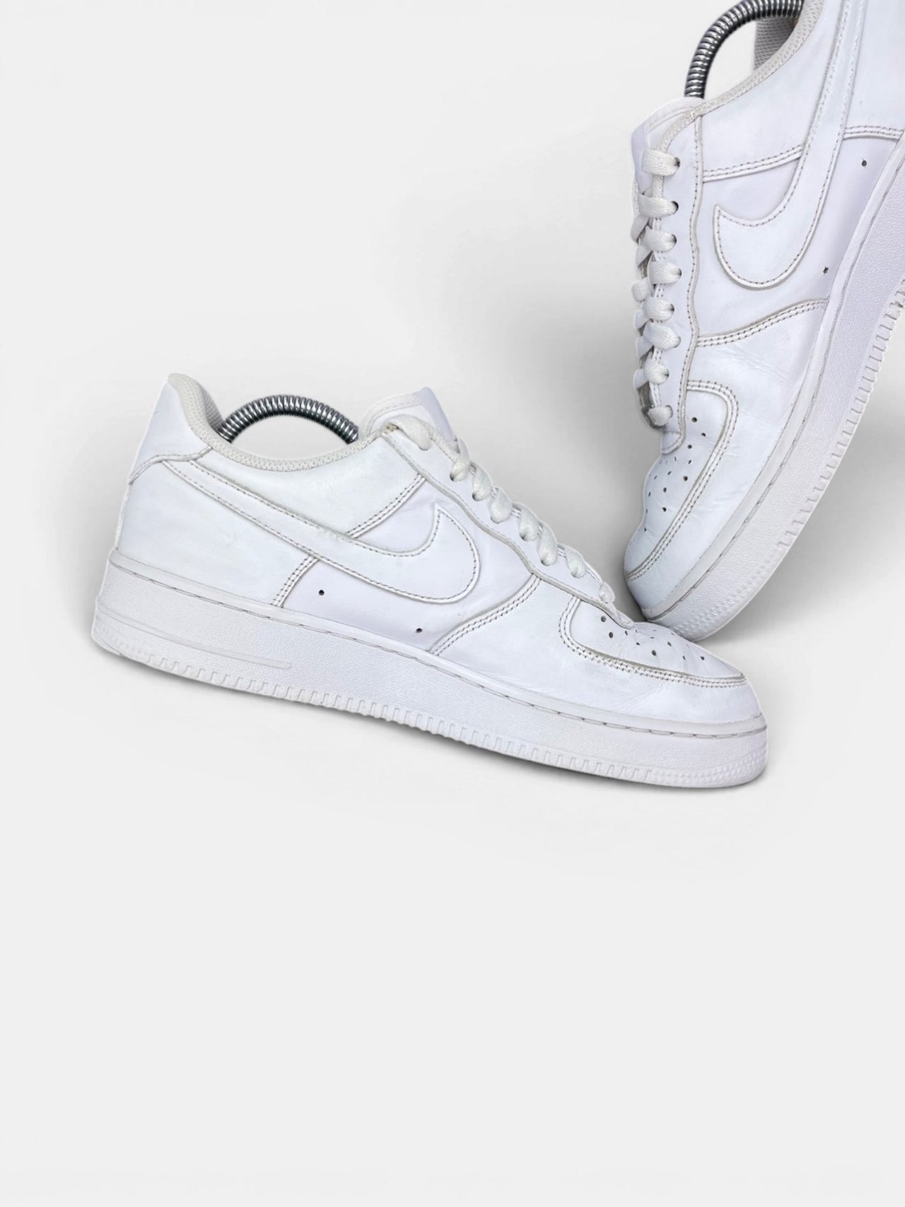 Nike Air Force 1 Low Triple White — buty sportowe męskie w bardzo dobrym stanie rozmiar 41, wewnętrzny panel lewego buta