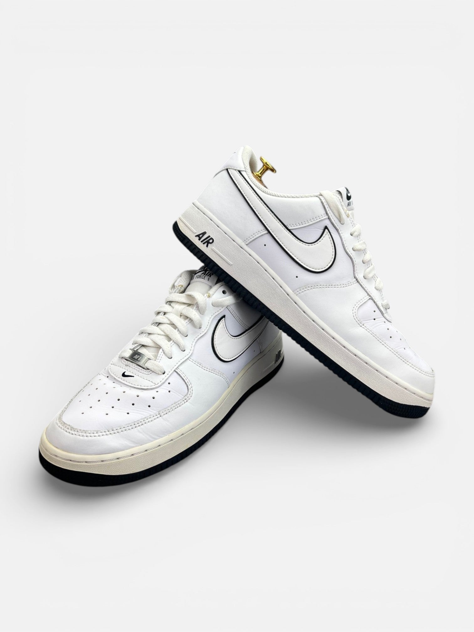 Nike Air Force 1 Low White Black Outline — buty sportowe męskie w bardzo dobrym stanie rozmiar 44.5, boczny profil