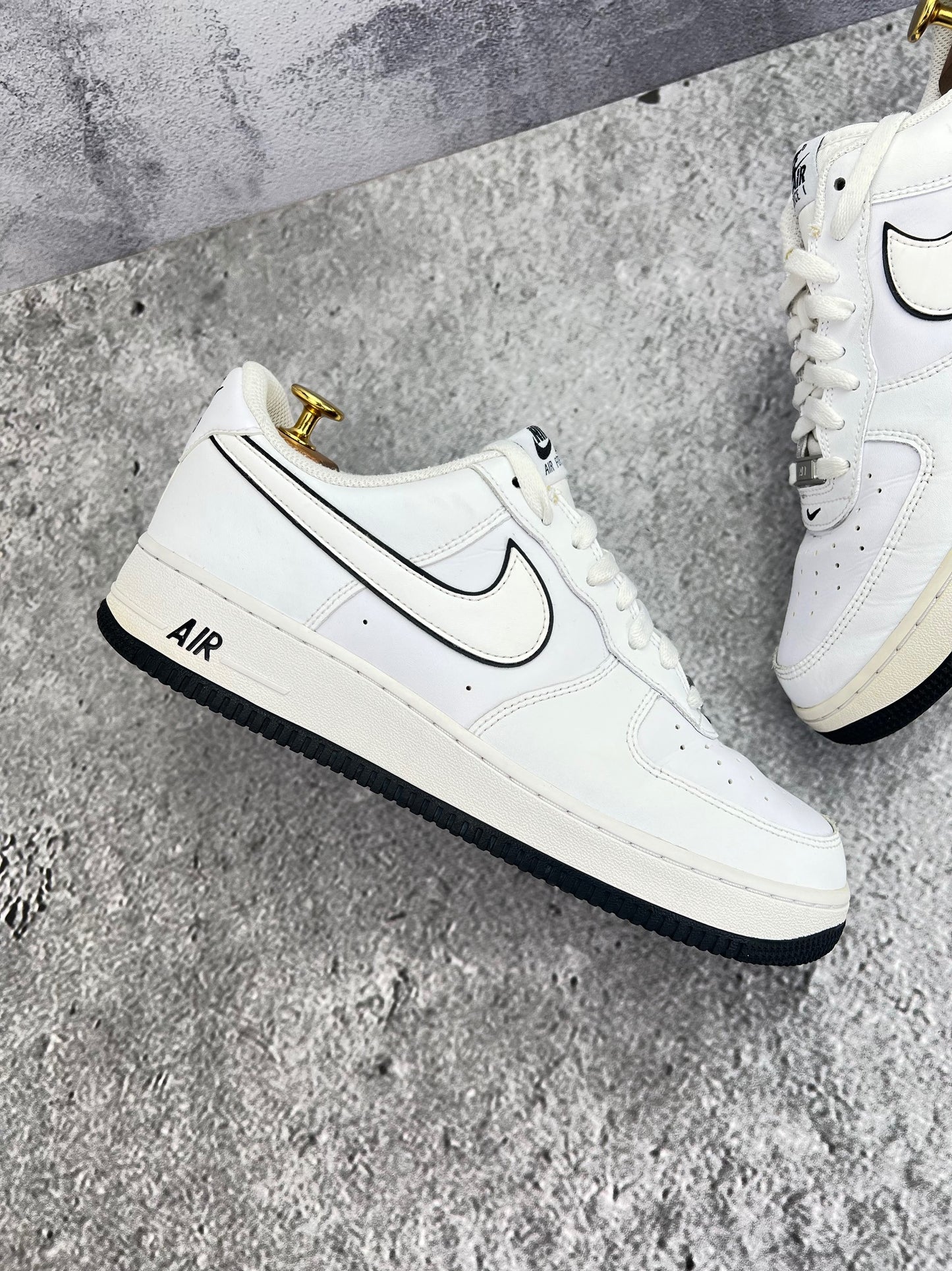 Nike Air Force 1 Low White Black Outline — buty sportowe męskie w bardzo dobrym stanie rozmiar 44.5, zewnętrzny panel prawego buta