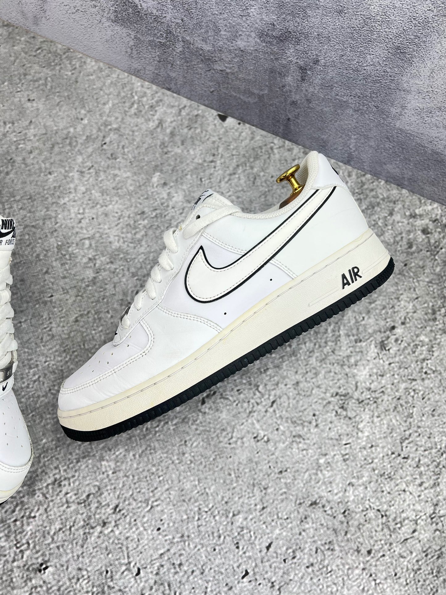 Nike Air Force 1 Low White Black Outline — buty sportowe męskie w bardzo dobrym stanie rozmiar 44.5, zewnętrzny panel lewego buta