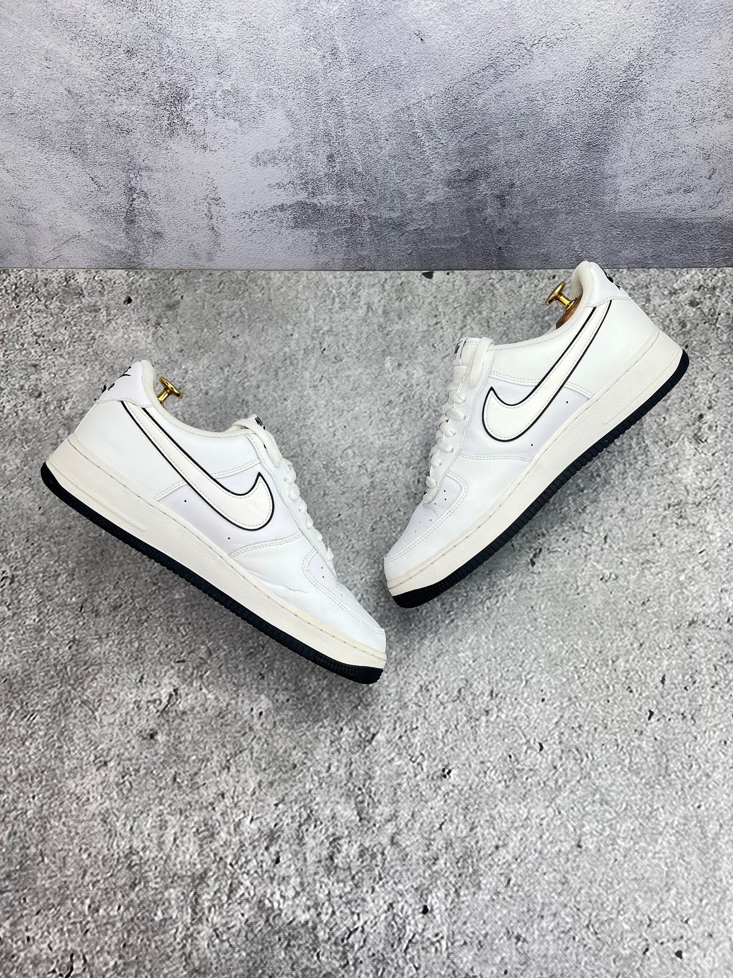 Nike Air Force 1 Low White Black Outline — buty sportowe męskie w bardzo dobrym stanie rozmiar 44.5, widok z góry na wewnętrzną stronę butów