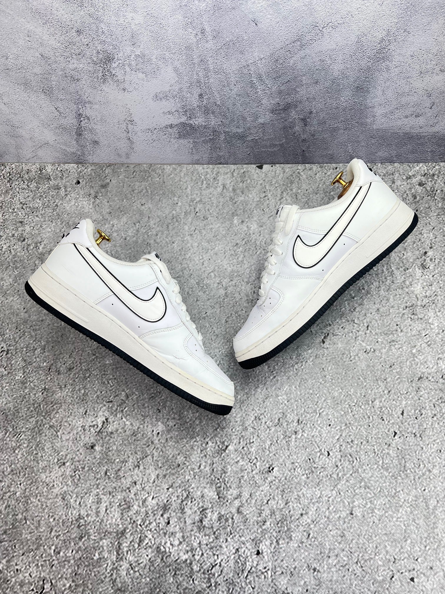 Nike Air Force 1 Low White Black Outline — buty sportowe męskie w bardzo dobrym stanie rozmiar 44.5, widok z góry na wewnętrzną stronę butów