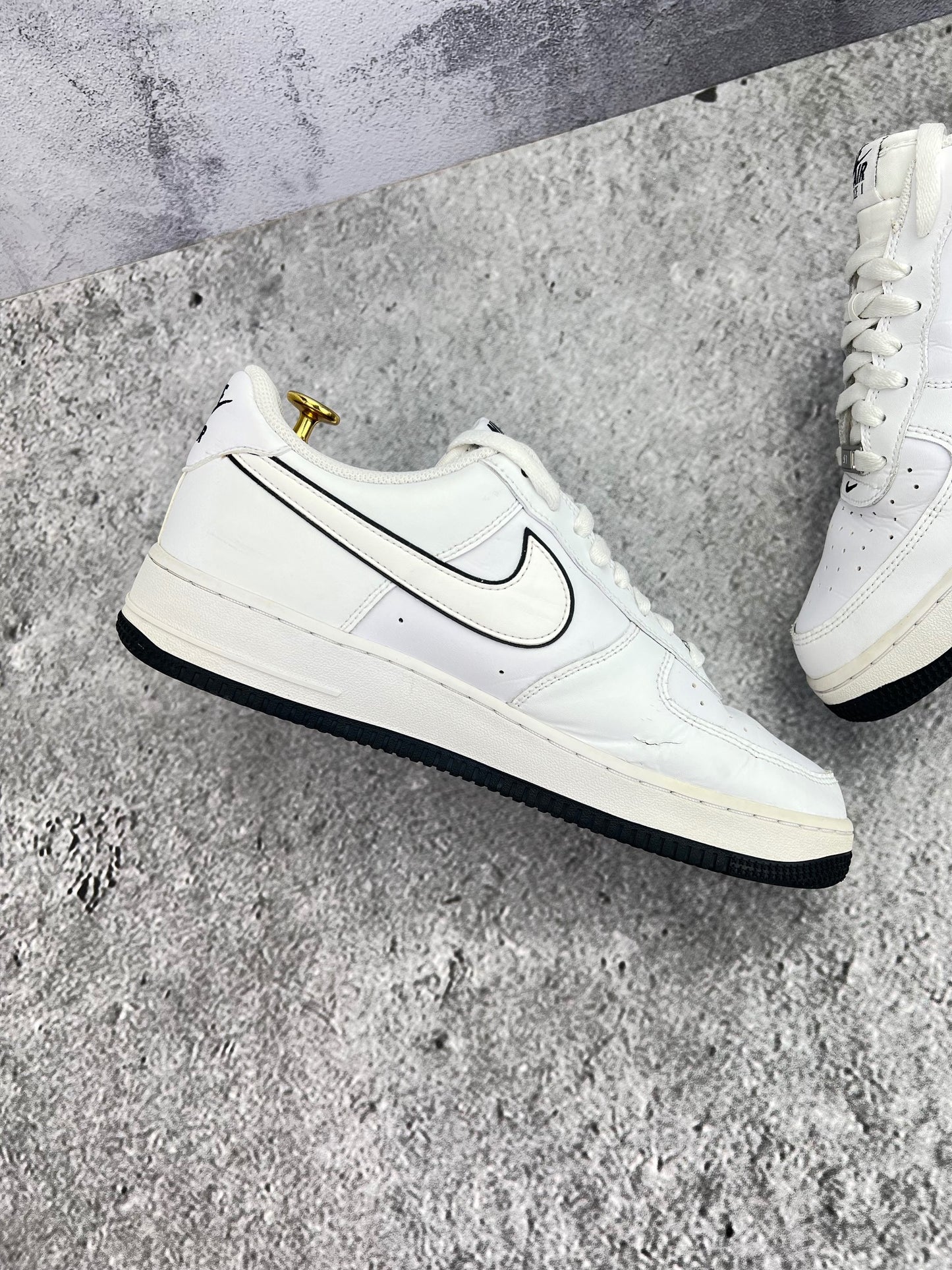 Nike Air Force 1 Low White Black Outline — buty sportowe męskie w bardzo dobrym stanie rozmiar 44.5, wewnętrzny panel lewego buta