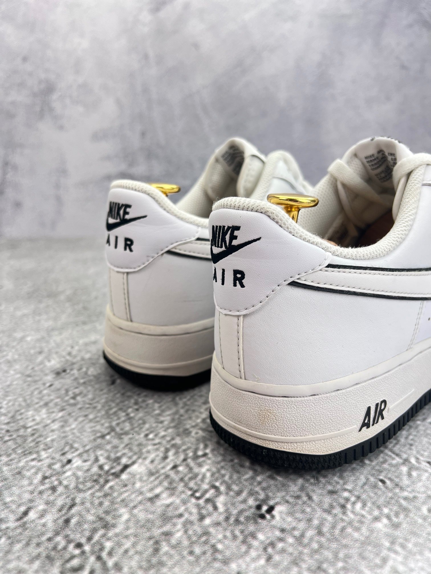 Nike Air Force 1 Low White Black Outline — buty sportowe męskie w bardzo dobrym stanie rozmiar 44.5, widok z góry