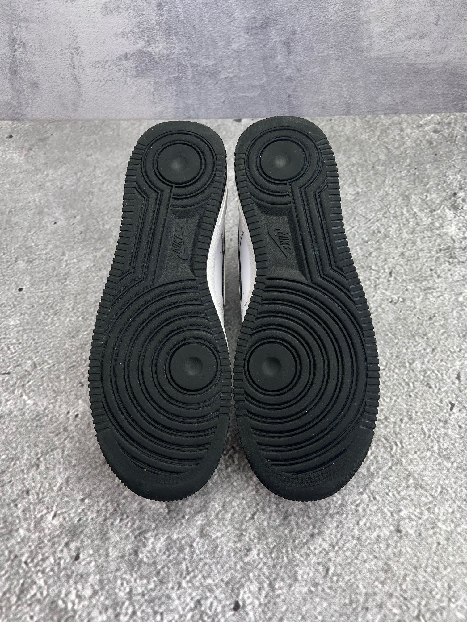 Nike Air Force 1 Low White Black Outline — buty sportowe męskie w bardzo dobrym stanie rozmiar 44.5, widok z tyłu