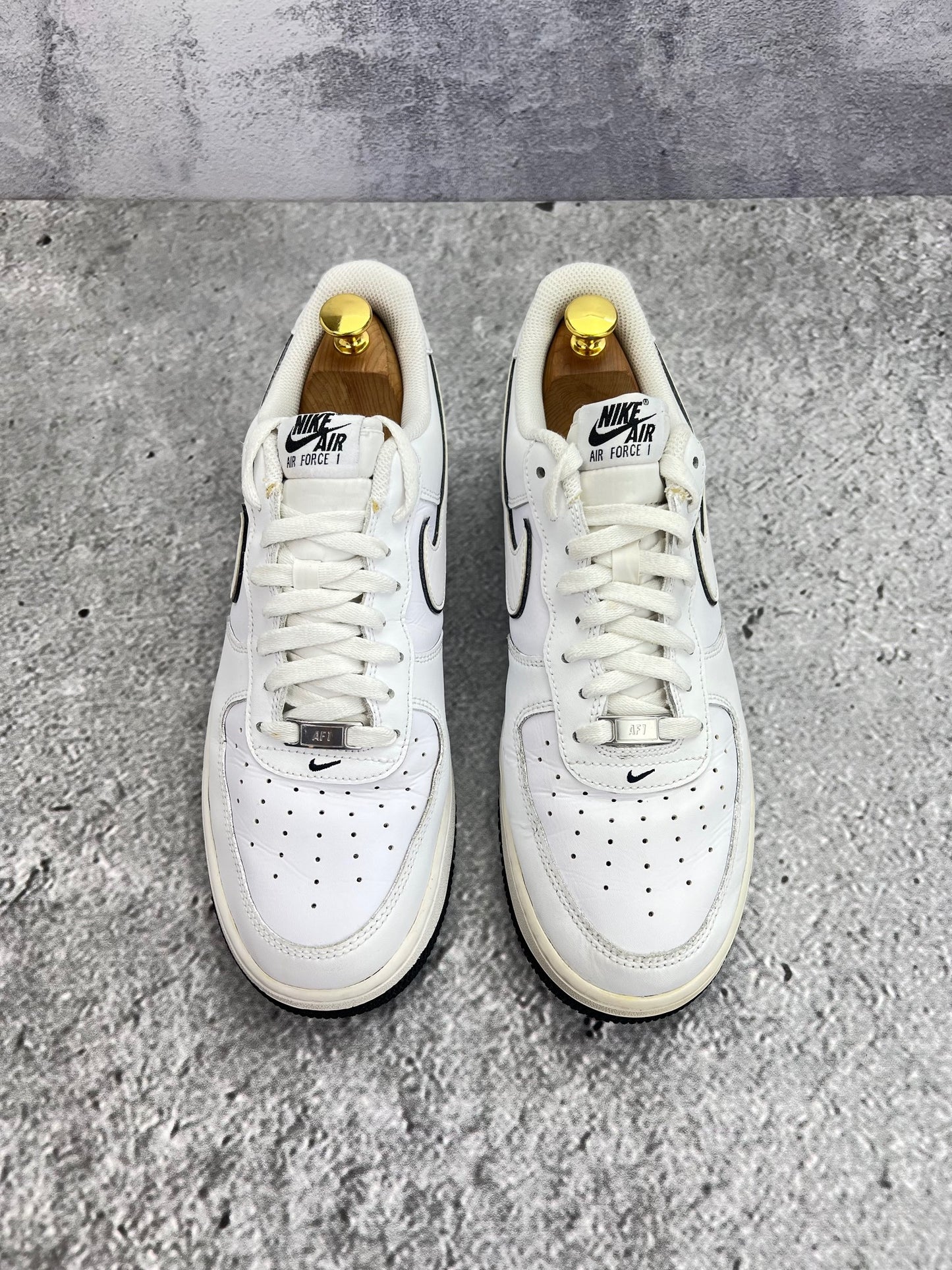 Nike Air Force 1 Low White Black Outline — buty sportowe męskie w bardzo dobrym stanie rozmiar 44.5, podeszwa