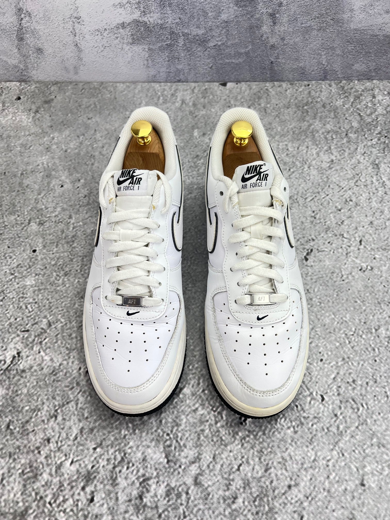 Nike Air Force 1 Low White Black Outline — buty sportowe męskie w bardzo dobrym stanie rozmiar 44.5, podeszwa